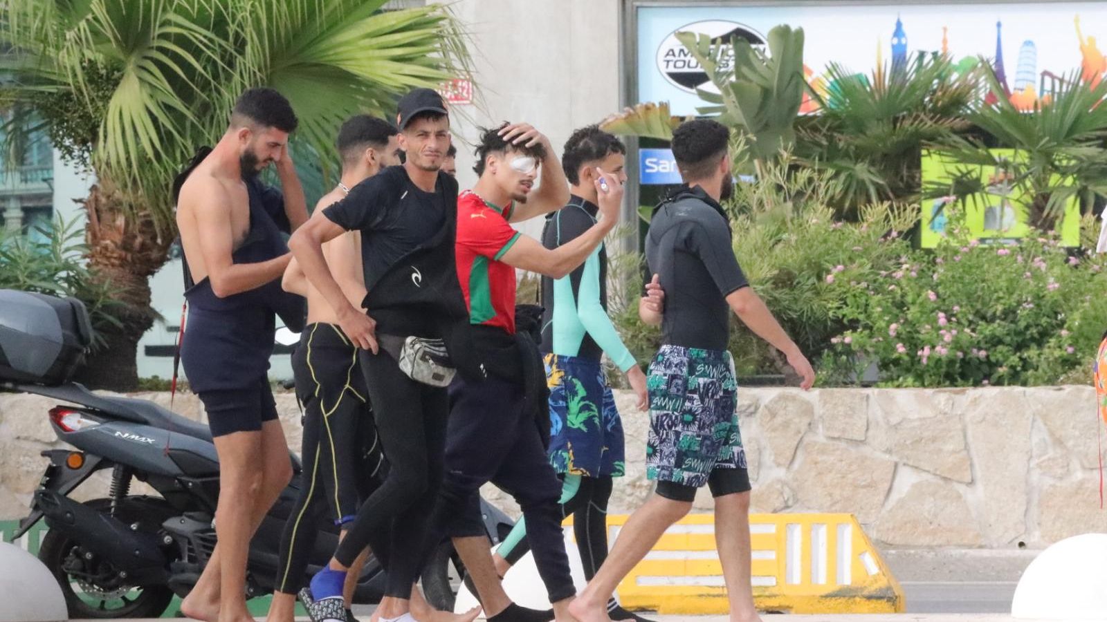 Migrantes en las calles de Ceuta este miércoles