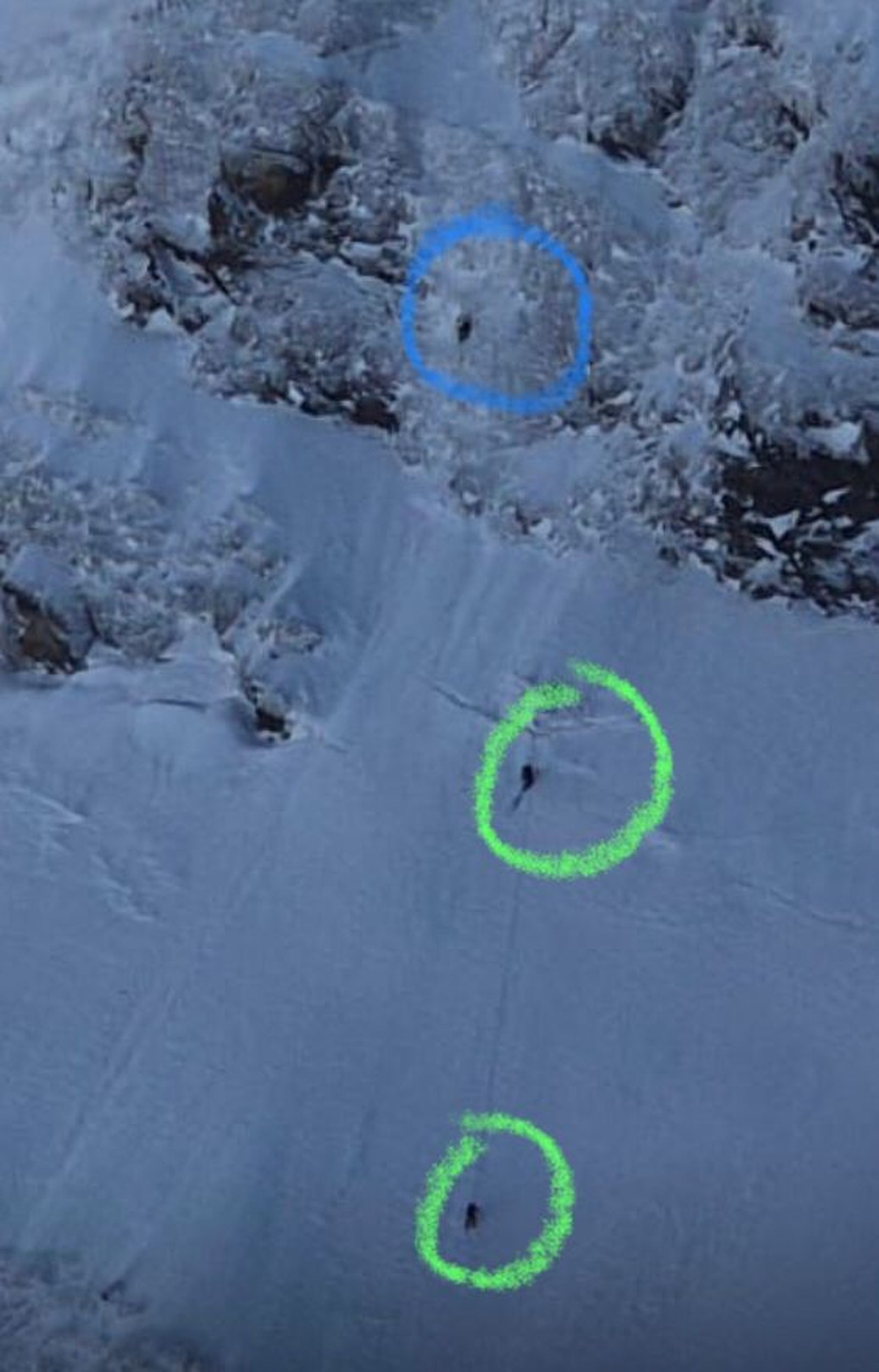 Arias junto a más compañeros participando en el rescate