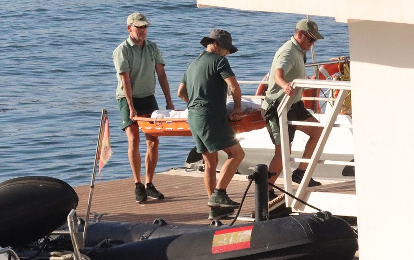 La Guardia Civil transporta un cadáver al puerto pesquero en una foto de archivo. / FOTO REDUAN