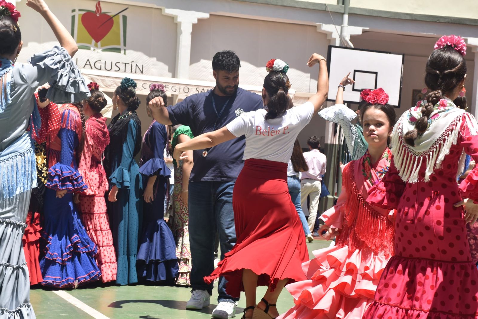 El Colegio de San Agustín disfruta de una feliz jornada solidaria con su Cruz de Mayo