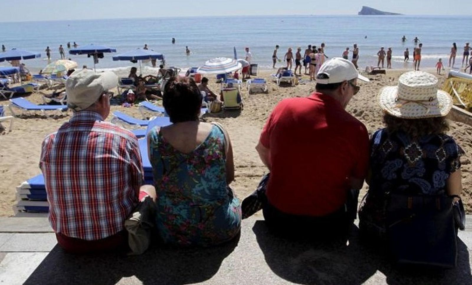 Un grupo de personas mayores en la playa