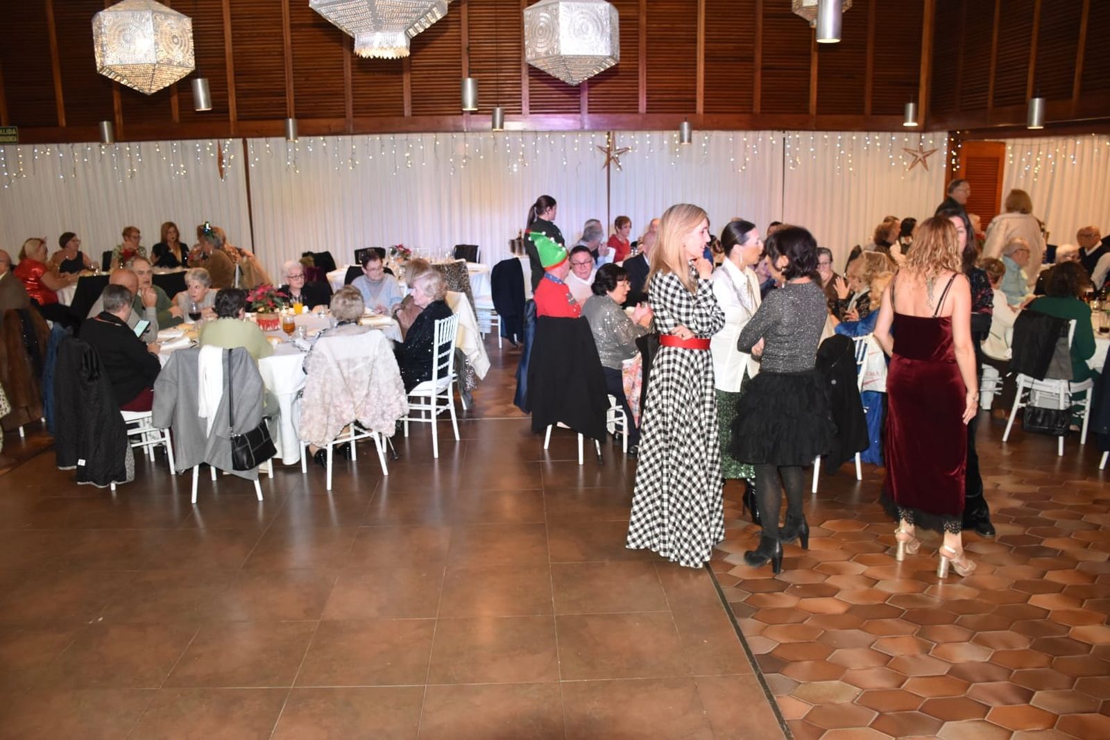 La Navidad abraza a los mayores en ‘La Muralla’ con una cena llena de música y diversión