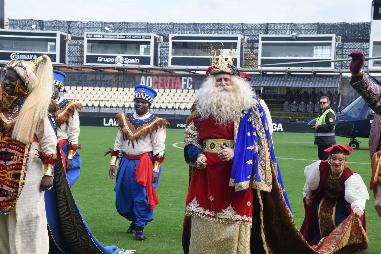 Los Reyes Magos aterrizan en el Alfonso Murube horas antes de la cabalgata
