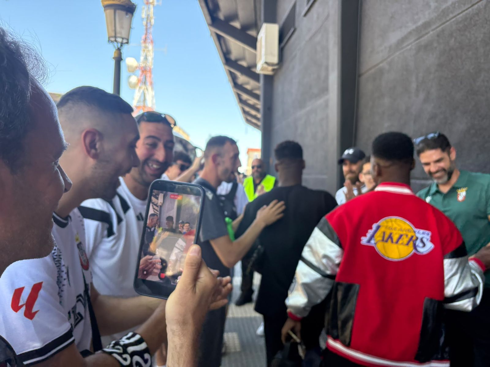 Aficionados ceutíes recibiendo a la AD Ceuta