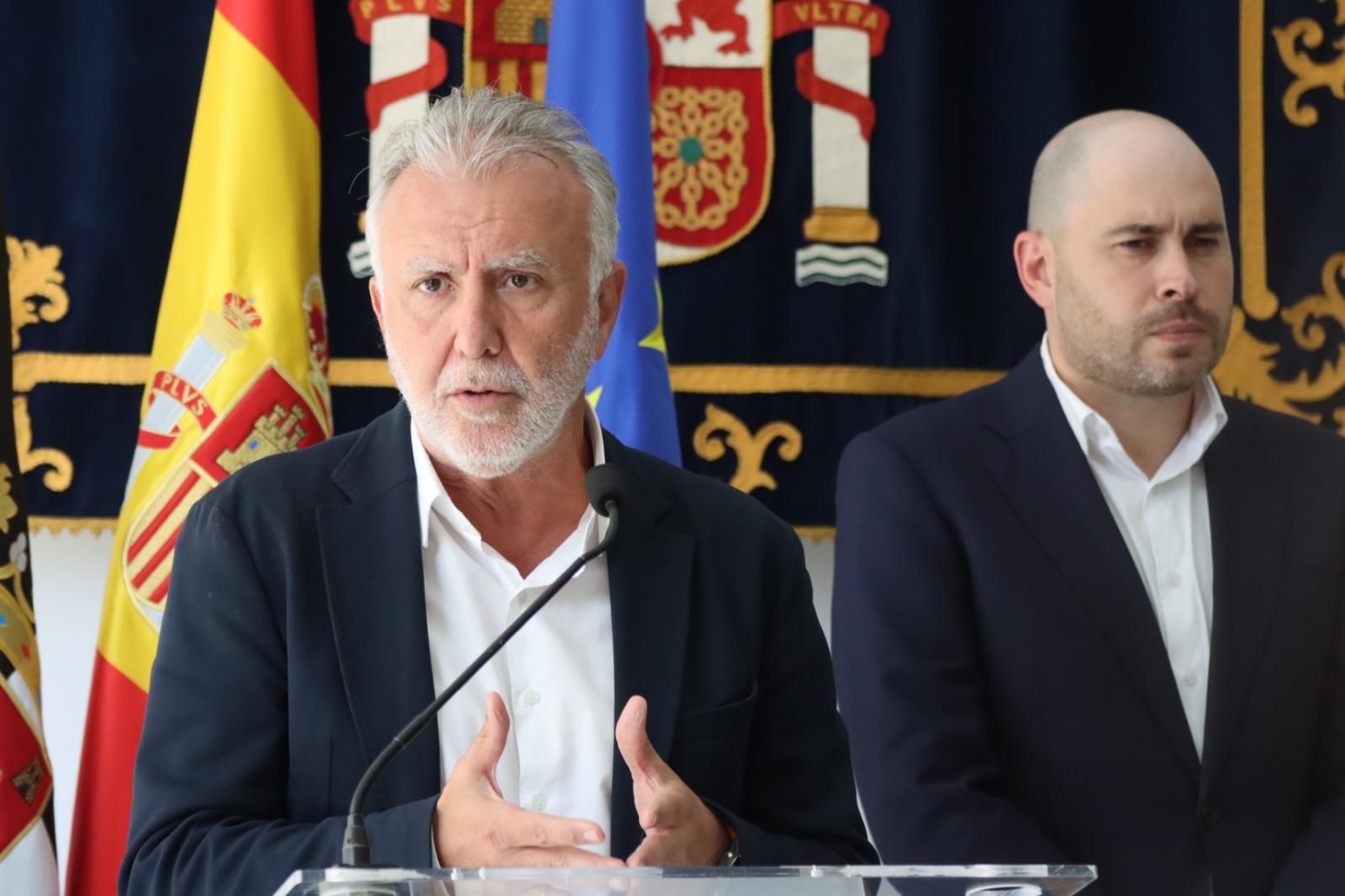 El ministro de Política Territorial, Ángel Víctor Torres, junto al delegado de Ceuta