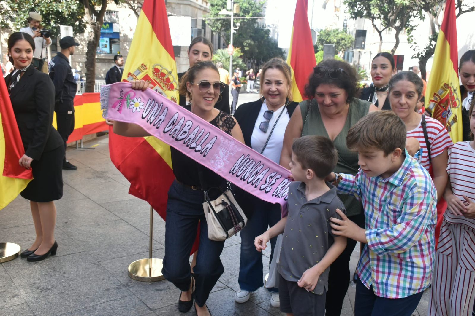 Multitud de ceutíes juran bandera de manera simbólica para mostrar su pertenencia a España