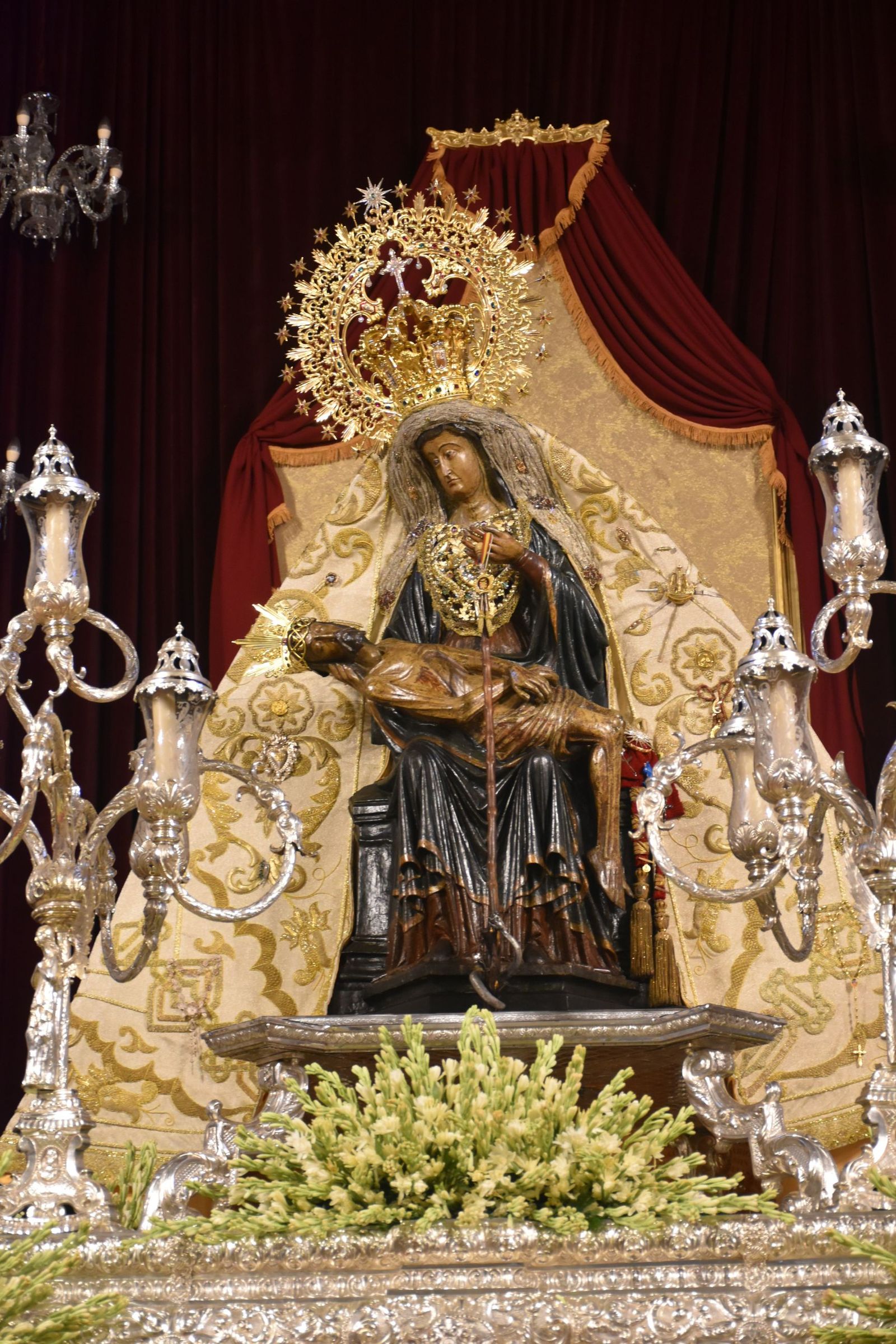 Los ceutíes vuelven a encontrarse con su Madre entre flores, esperanza y lágrimas contenidas