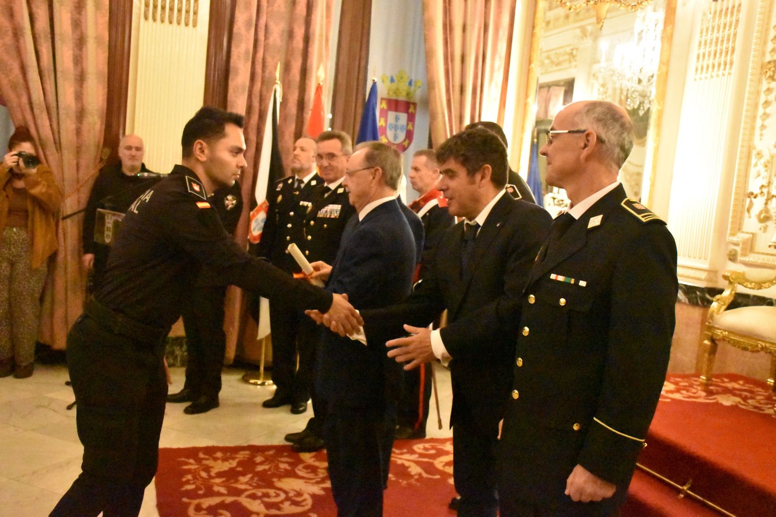 La toma de posesión de los 15 nuevos policías locales, en imágenes