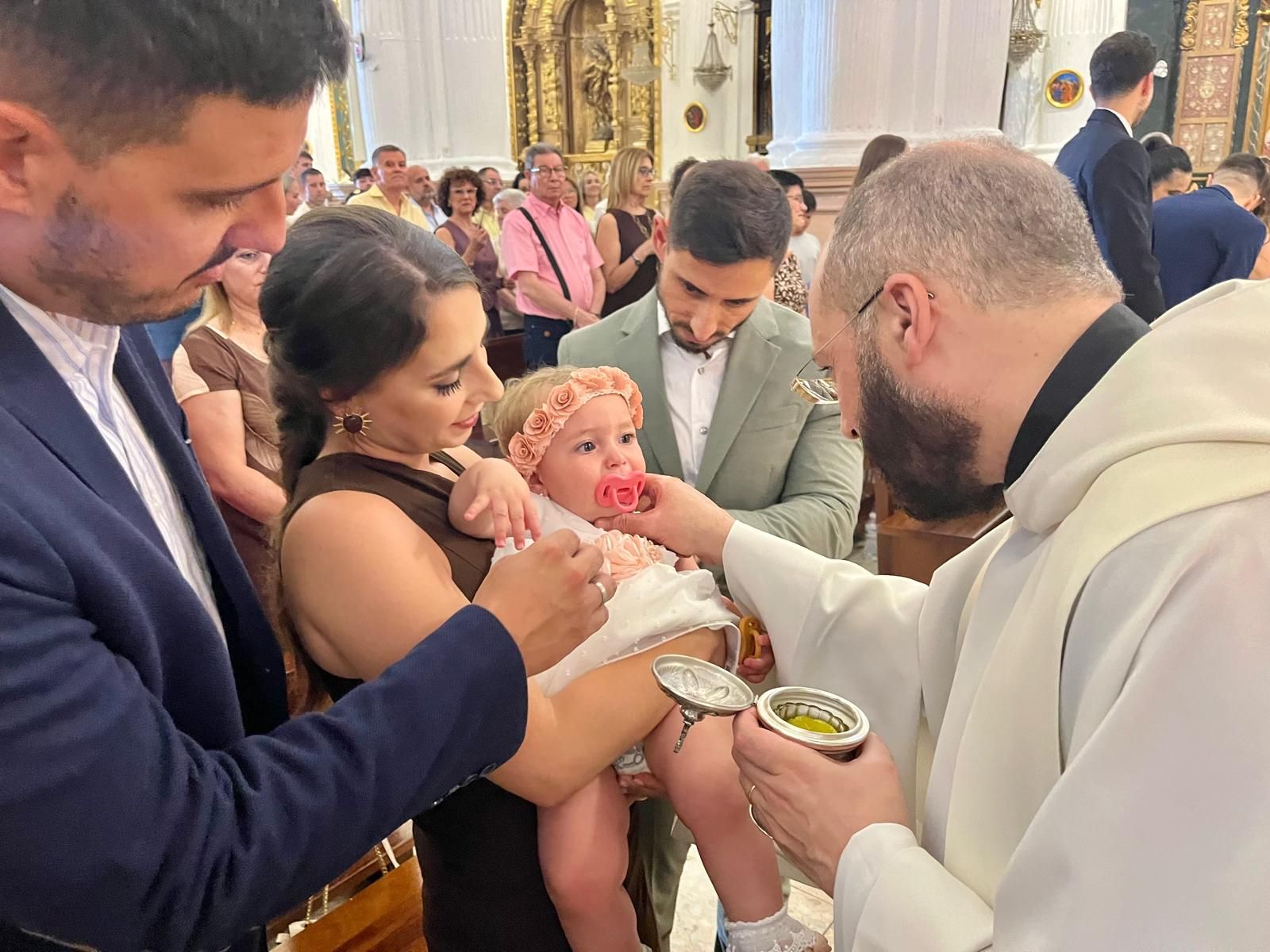 Gabriela, Manuel y Jimena reciben el Sacramento del Bautismo en el Santuario
