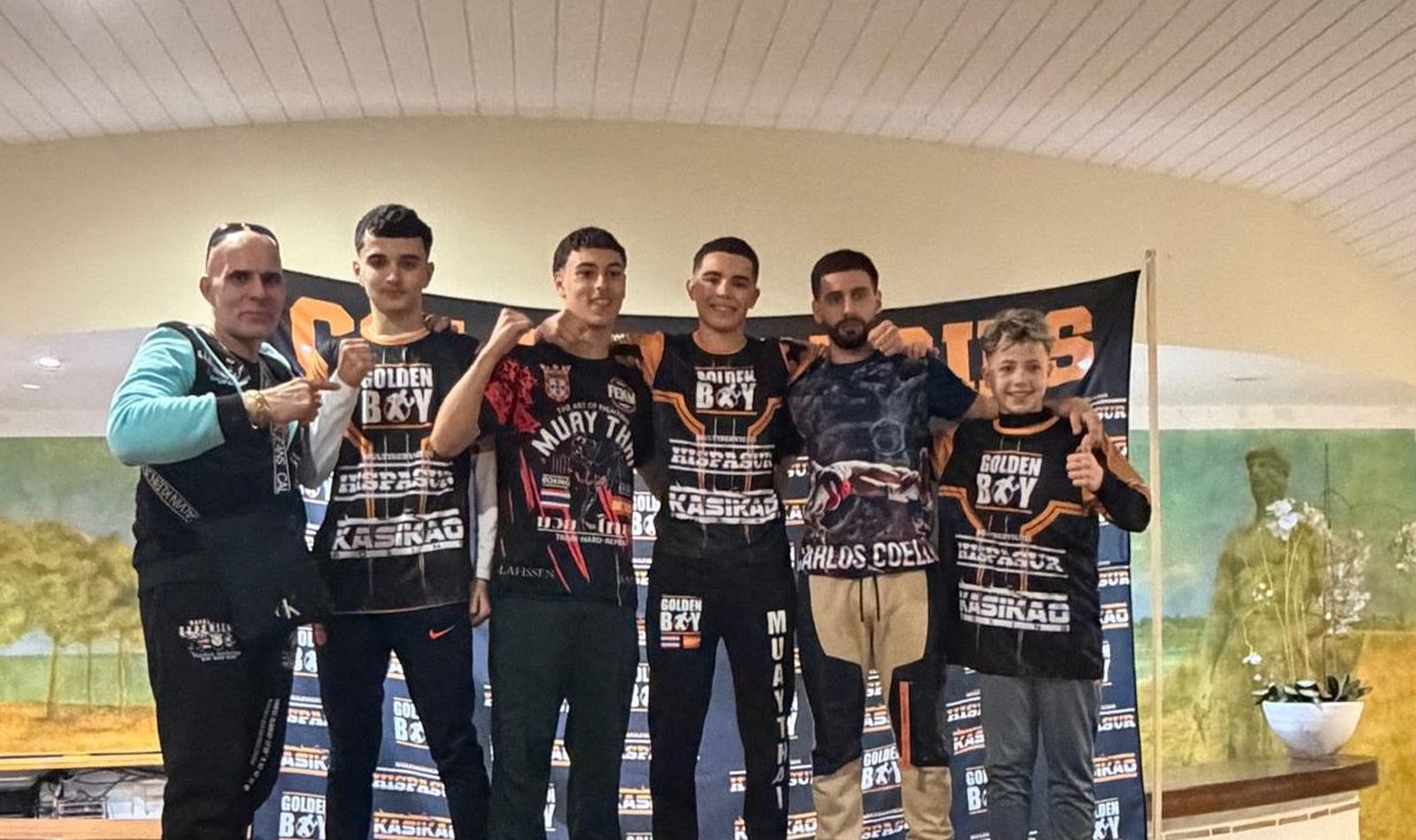 Los luchadores y miembros del Tiger Muay Thay