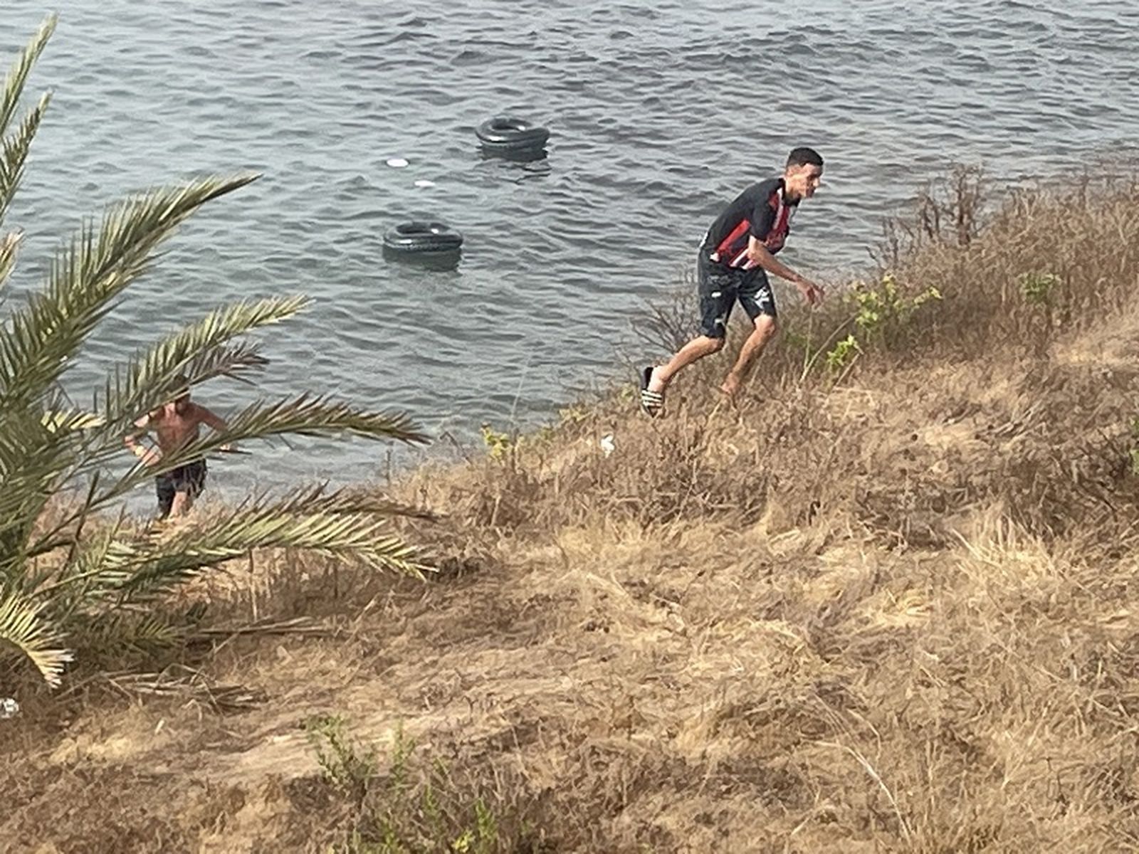 Dos jóvenes entrando en Ceuta clandestinamente. / FOTO REDUAN