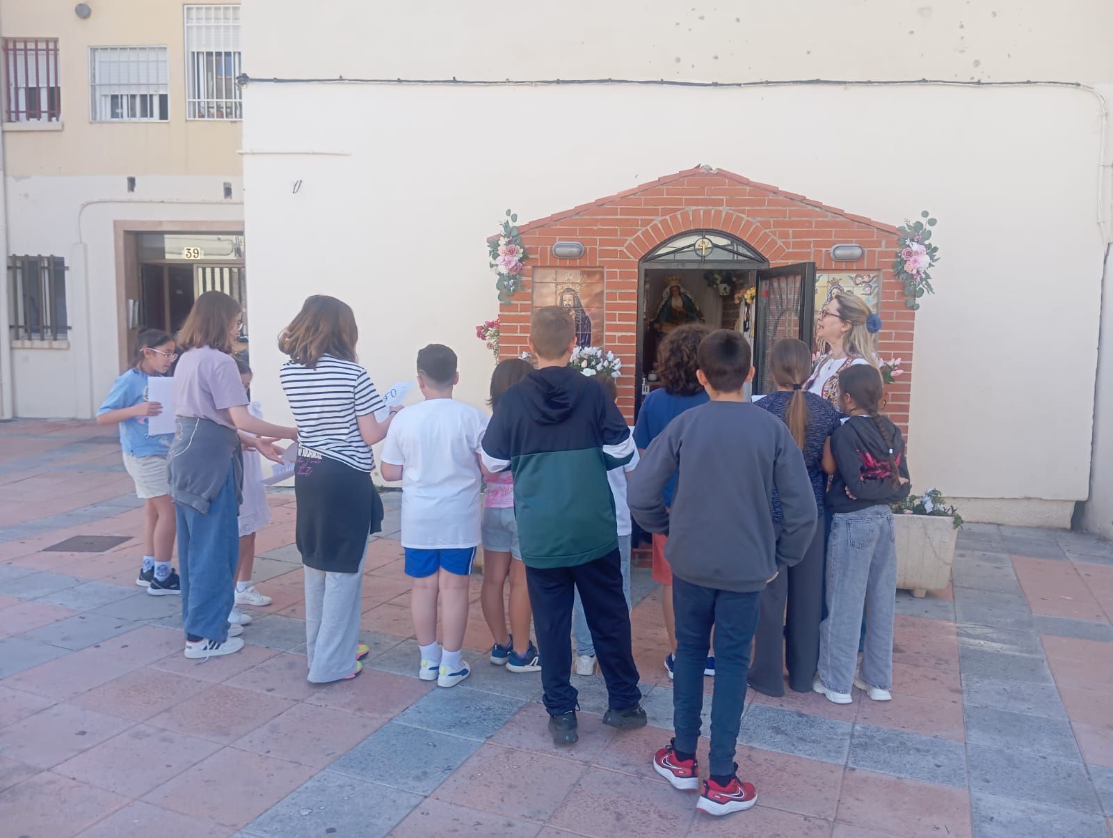 Alumnos del CEIP Ciudad de Ceuta durante la ofrenda floral