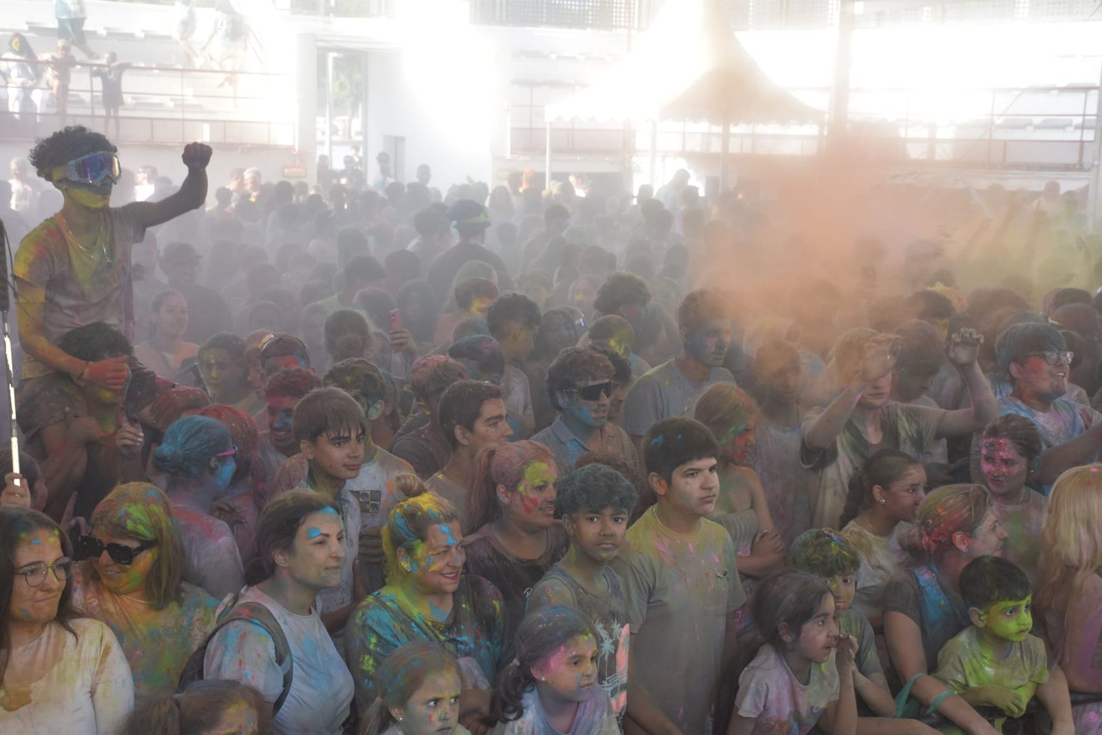 El Holi vuelve a teñir Ceuta de color por la solidaridad y el amor