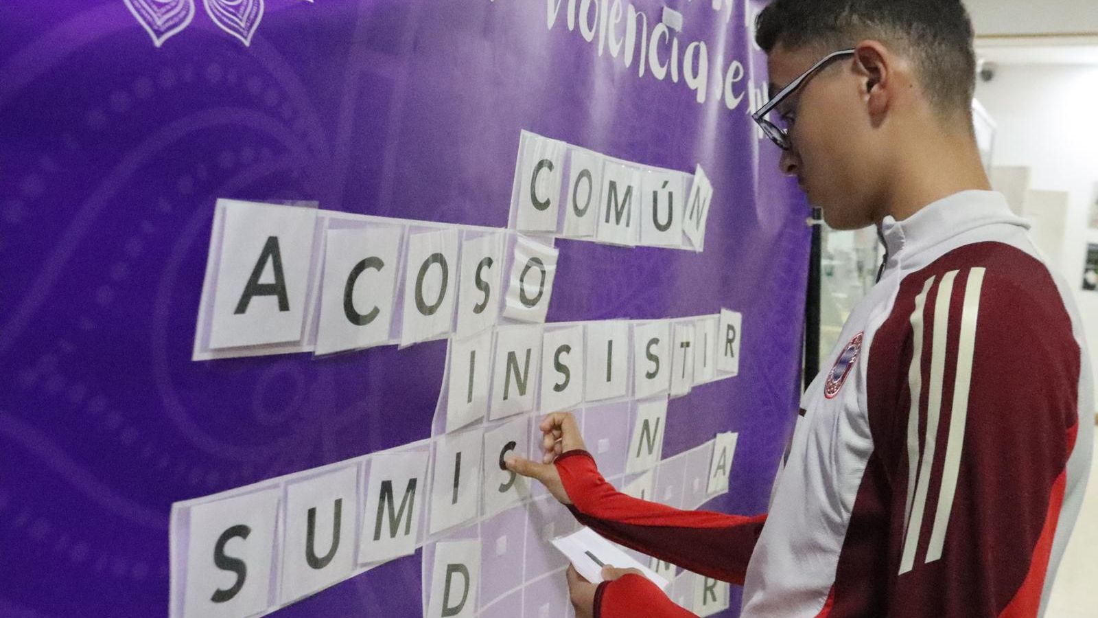 Un alumno del IES Abyla completa un crucigrama contra la violencia sexual, una de las actividades del Punto Violeta Un alumno del IES Abyla completa un crucigrama contra la violencia sexual, una de las actividades del Punto Violeta