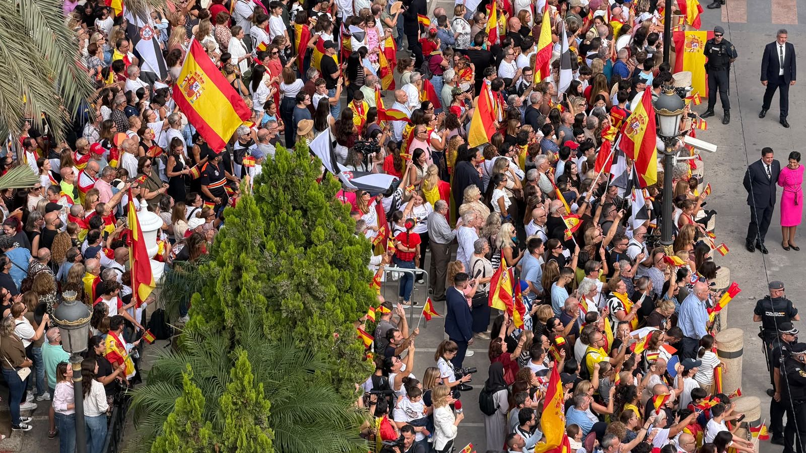 Llegada de los Reyes al Palacio Autonómico saludando a los ceutíes en Gran Vía