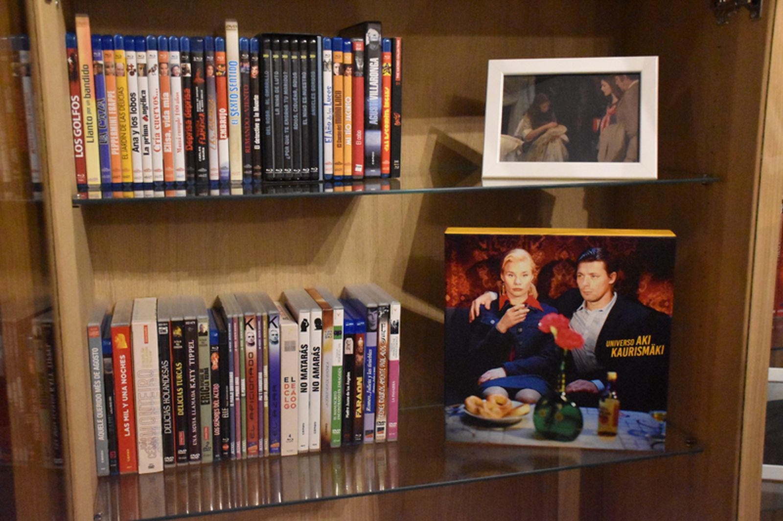 Biblioteca de Rafael Morata, con una colección del director finés Aki Kaurismäki. / FOTO G.S. Biblioteca de Rafael Morata, con una colección del director finés Aki Kaurismäki. / FOTO G.S.