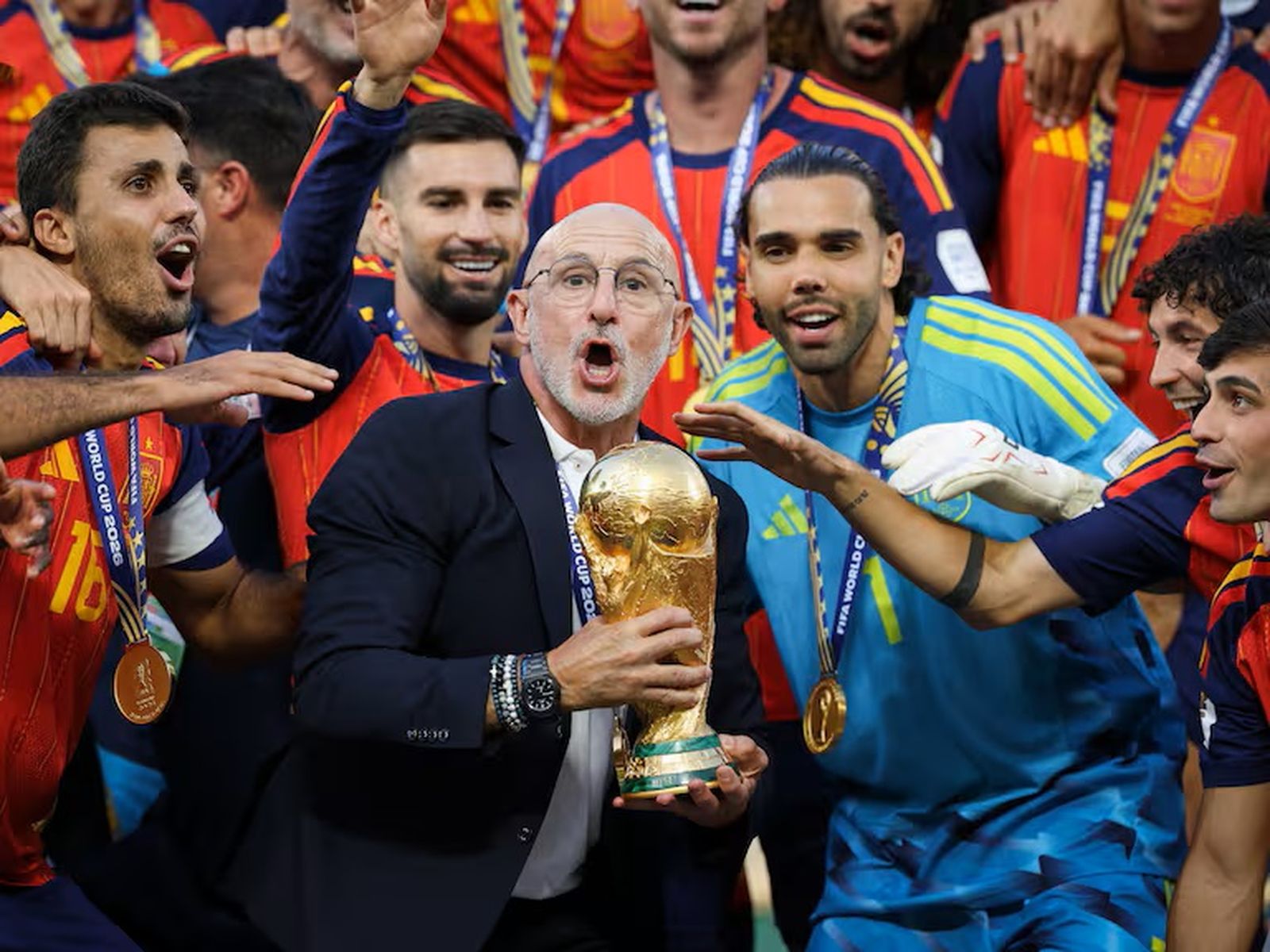 De la Fuente alza el trofeo de campeón del mundo