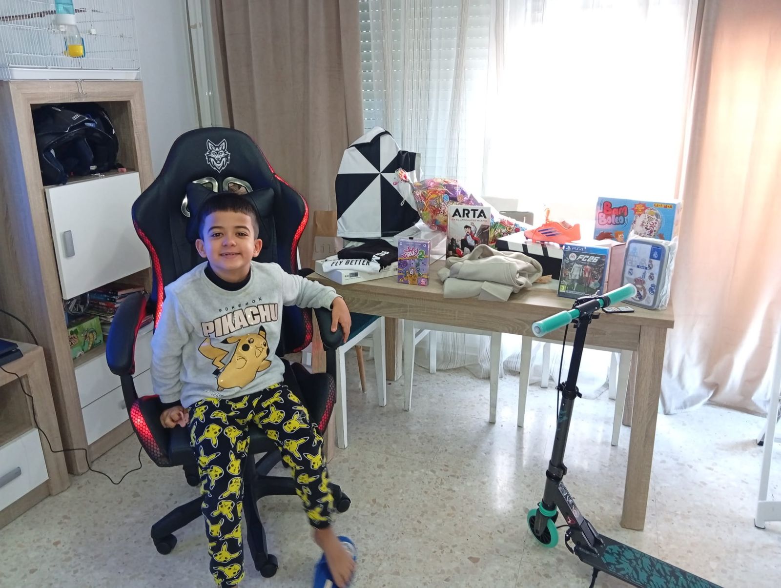 Los más pequeños disfrutan de los regalos de los Reyes Magos