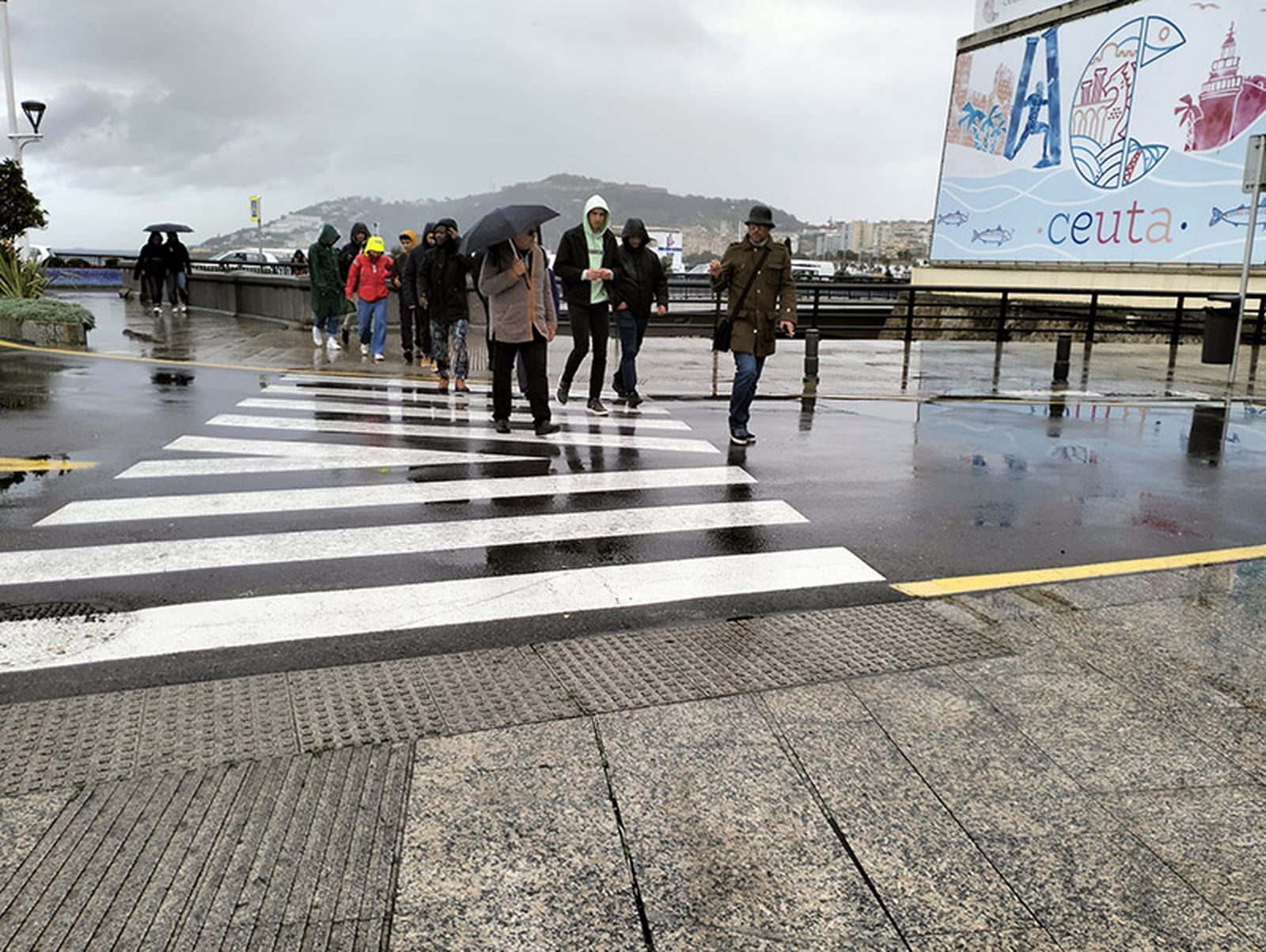 Los pasajeros del "Bel Espoir" se dirigen a la Puerta Califal/FOTO EL PUEBLO