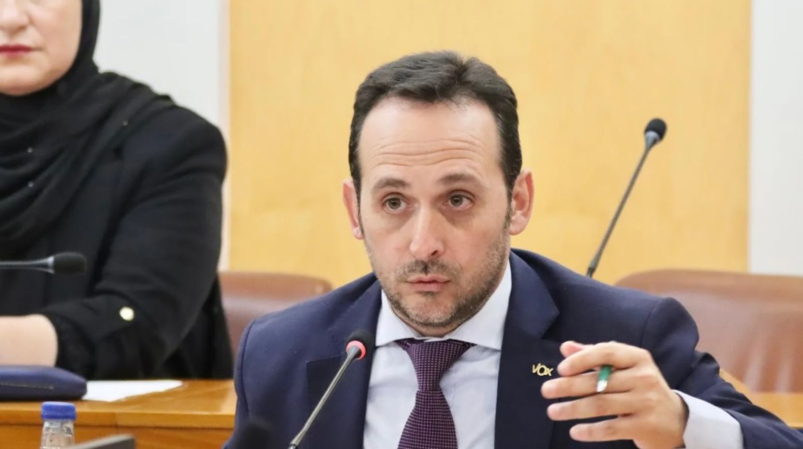Juan Sergio Redondo, presidente de Vox Ceuta, durante una sesión plenaria