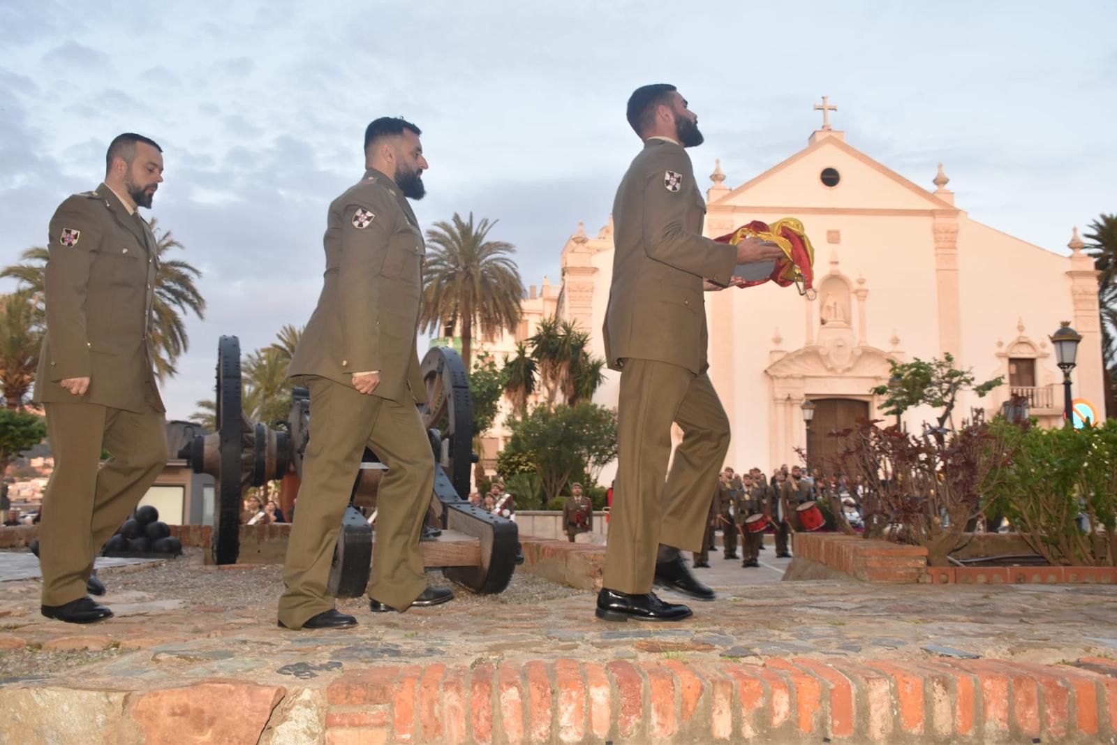 El Ramix 30 protagoniza un solemne arriado de bandera en ‘Foso Almina’