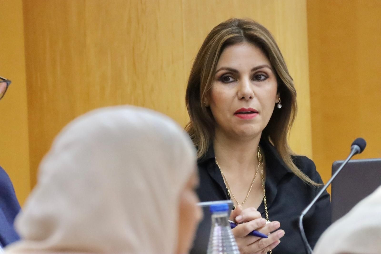 La consejera Nabila Benzina defiende que la Ciudad dispone de una programación de actuación y destaca la reducción de la pobreza y del abandono escolar