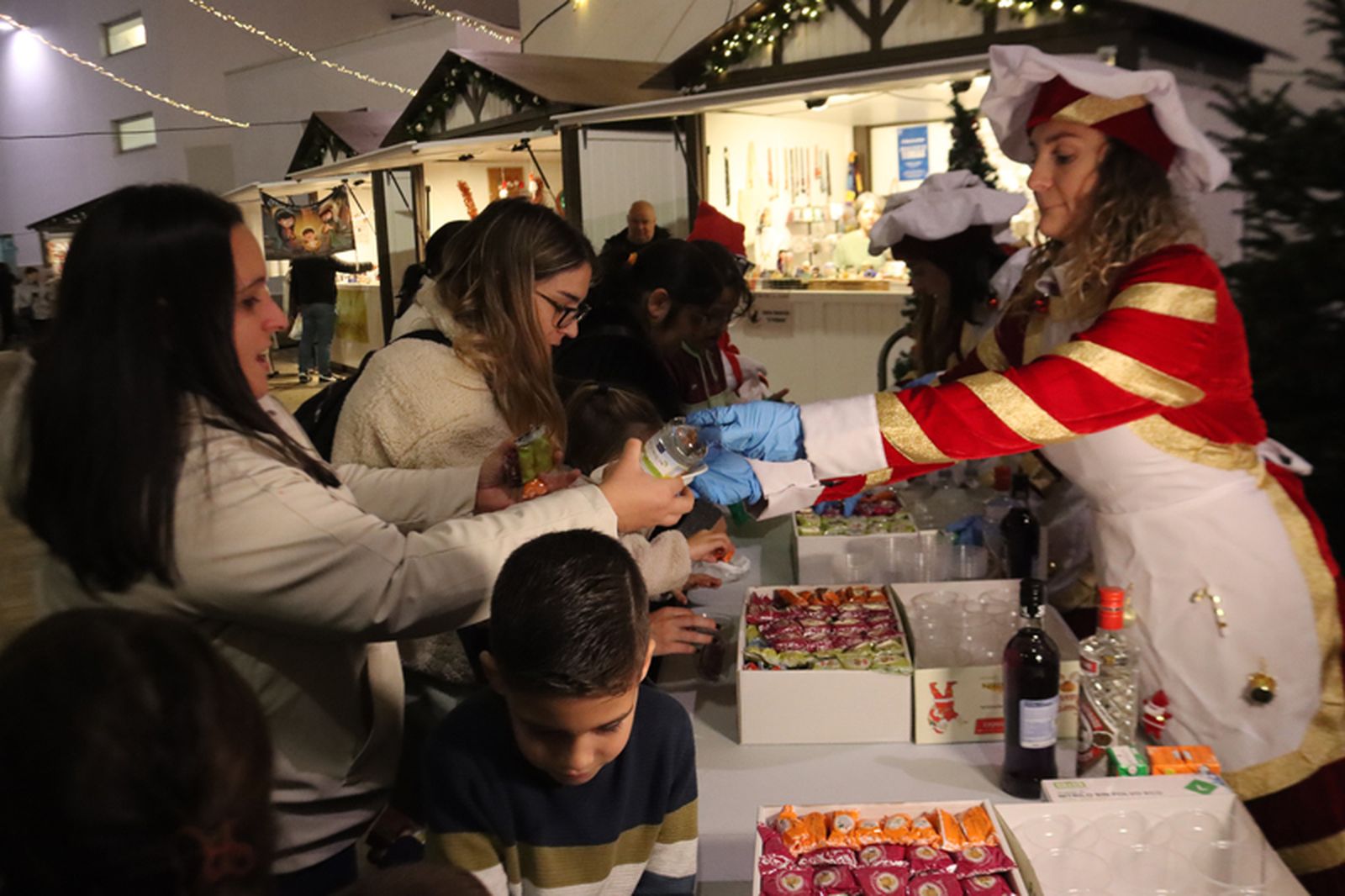 FOTOGALERÍA | Polvoroná infantil y mercadillo en la plaza Nelson Mandela