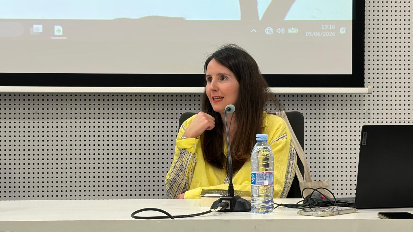 La autora en la sala de usos múltiples de la Biblioteca