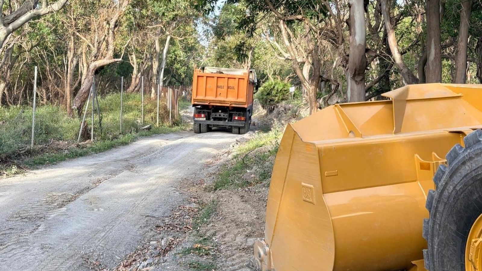 El Parque Móvil lleva más de 20 días realizando labores de limpieza y desbroce de cortafuegos en los montes de Ceuta