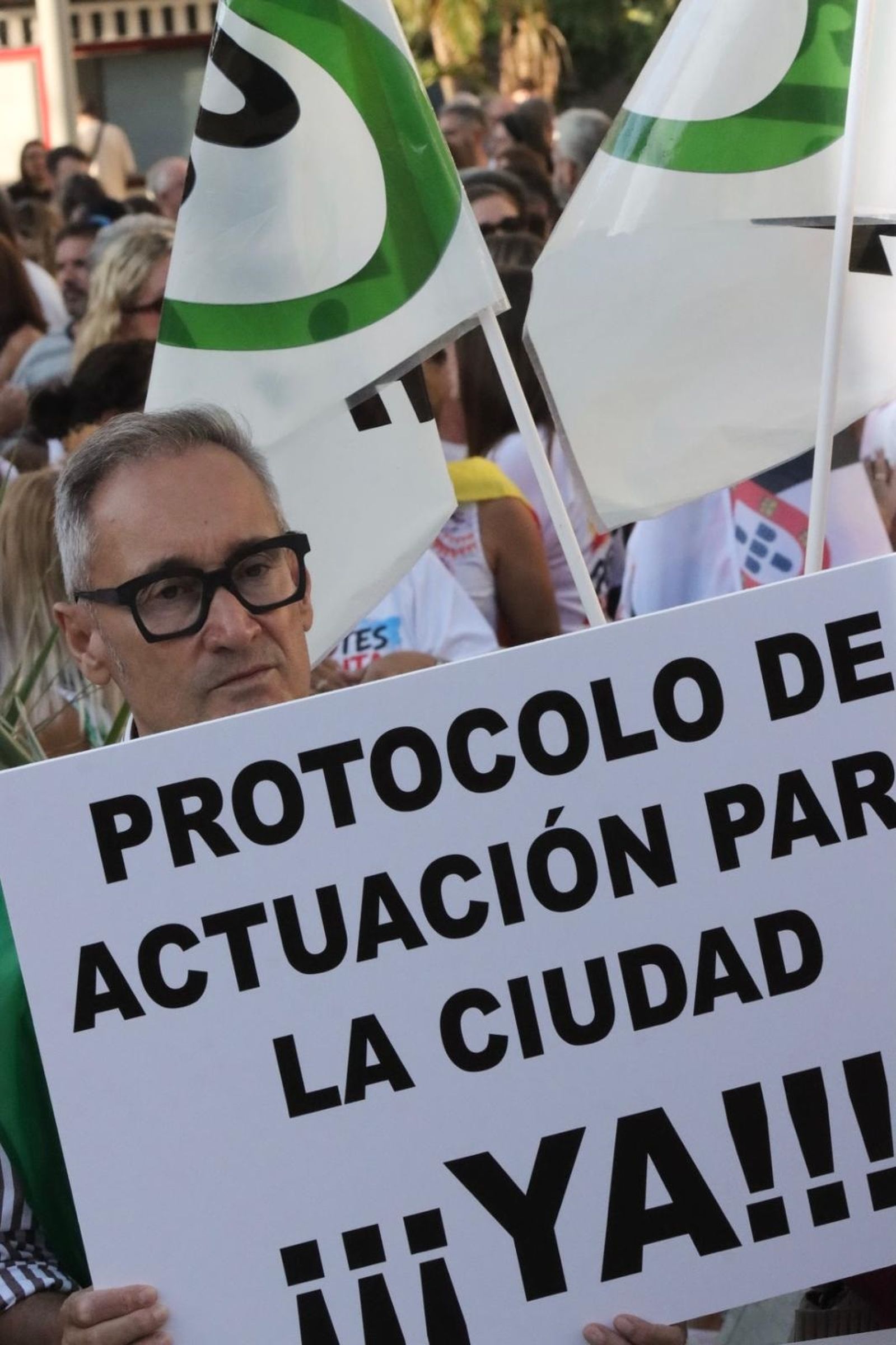 Los docentes de Ceuta dicen "basta" y llevan a la calle su exigencia de seguridad