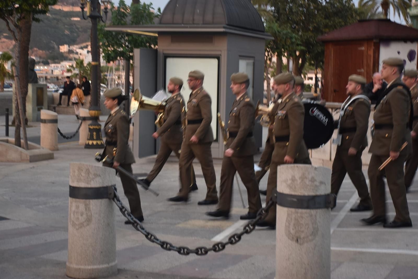 El Ramix 30 protagoniza un solemne arriado de bandera en ‘Foso Almina’