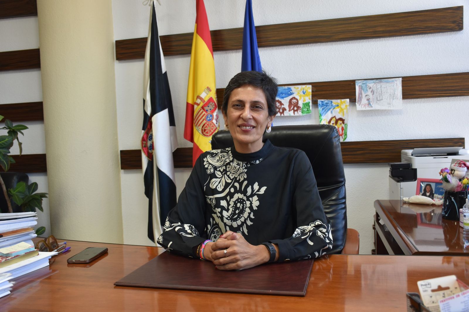 La consejera de Hacienda, Kissy Chandiramani, posa en su despacho tras una entrevista con El Pueblo