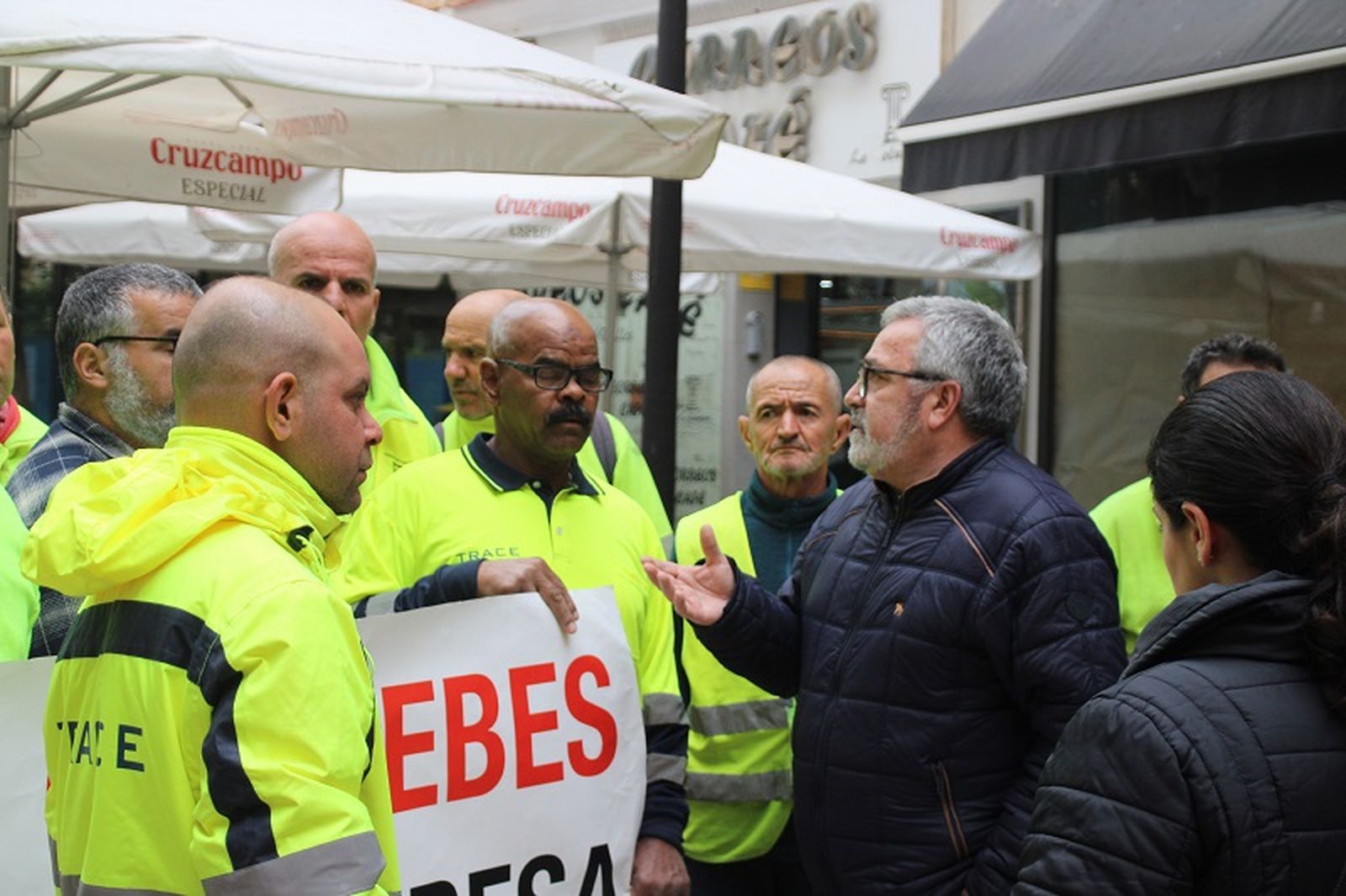 Trabajadores de Estructuras del Estrecho junto al sindicalista de CCOO Emilio Postigo hace unas semanas. / FOTO CEDIDA