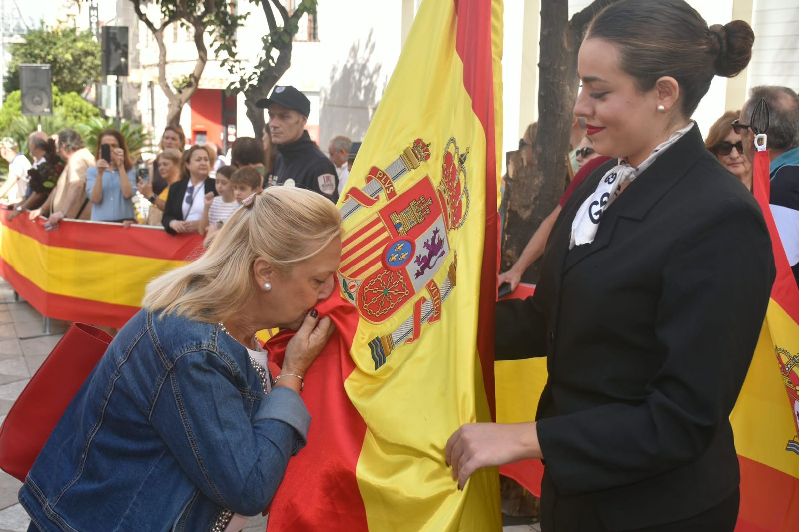 Multitud de ceutíes juran bandera de manera simbólica para mostrar su pertenencia a España