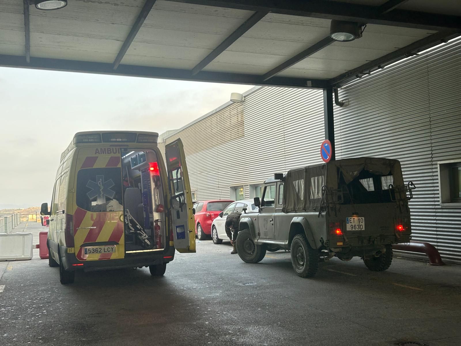 Militares custodiando el servicio de Urgencias durante la crisis migratoria