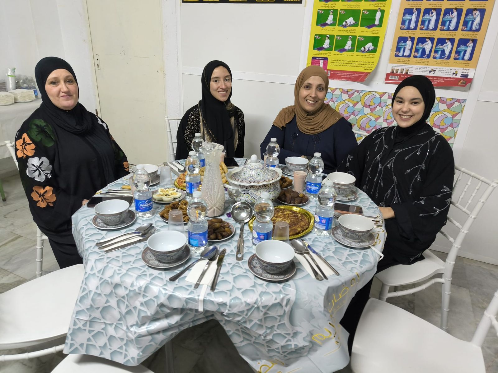 La prensa ceutí disfruta de un delicioso iftar en comunidad y de la mano de Luna Blanca