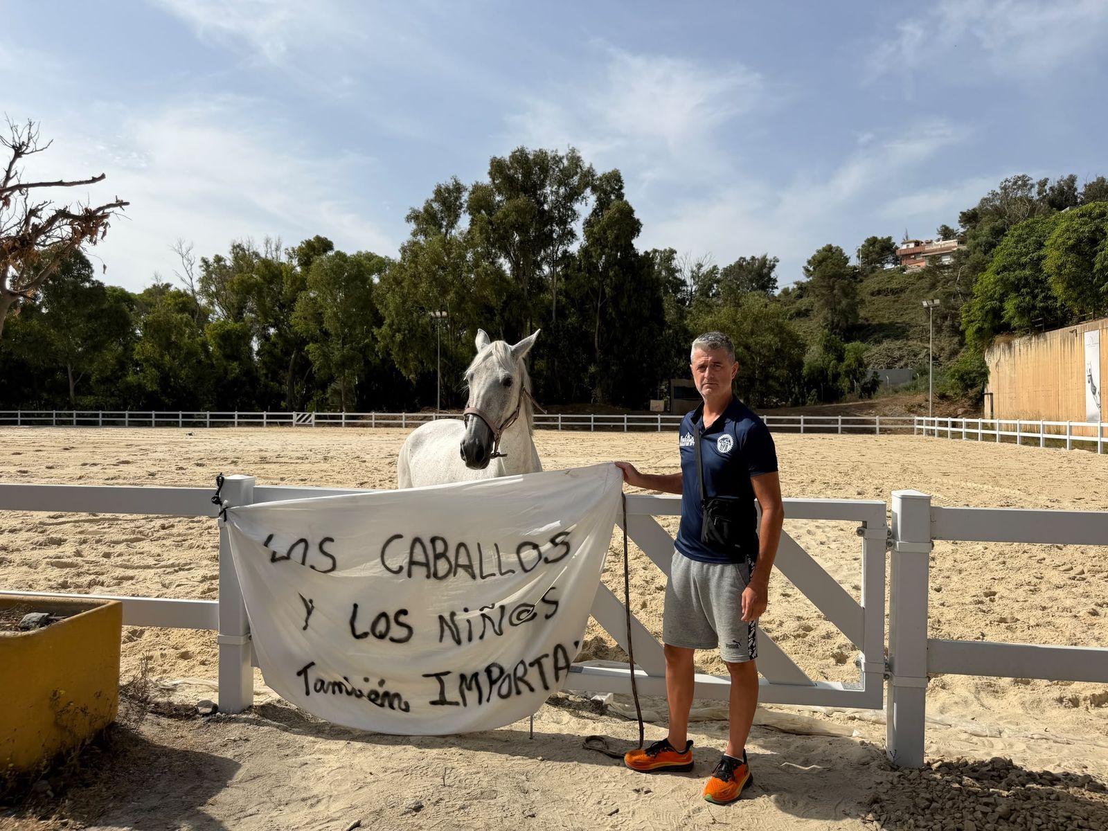 Un usuario del Centro Ecuestre, Javier Soriano, protesta contra el uso de la pista deportiva del Centro Ecuestre para la acogida de migrantes