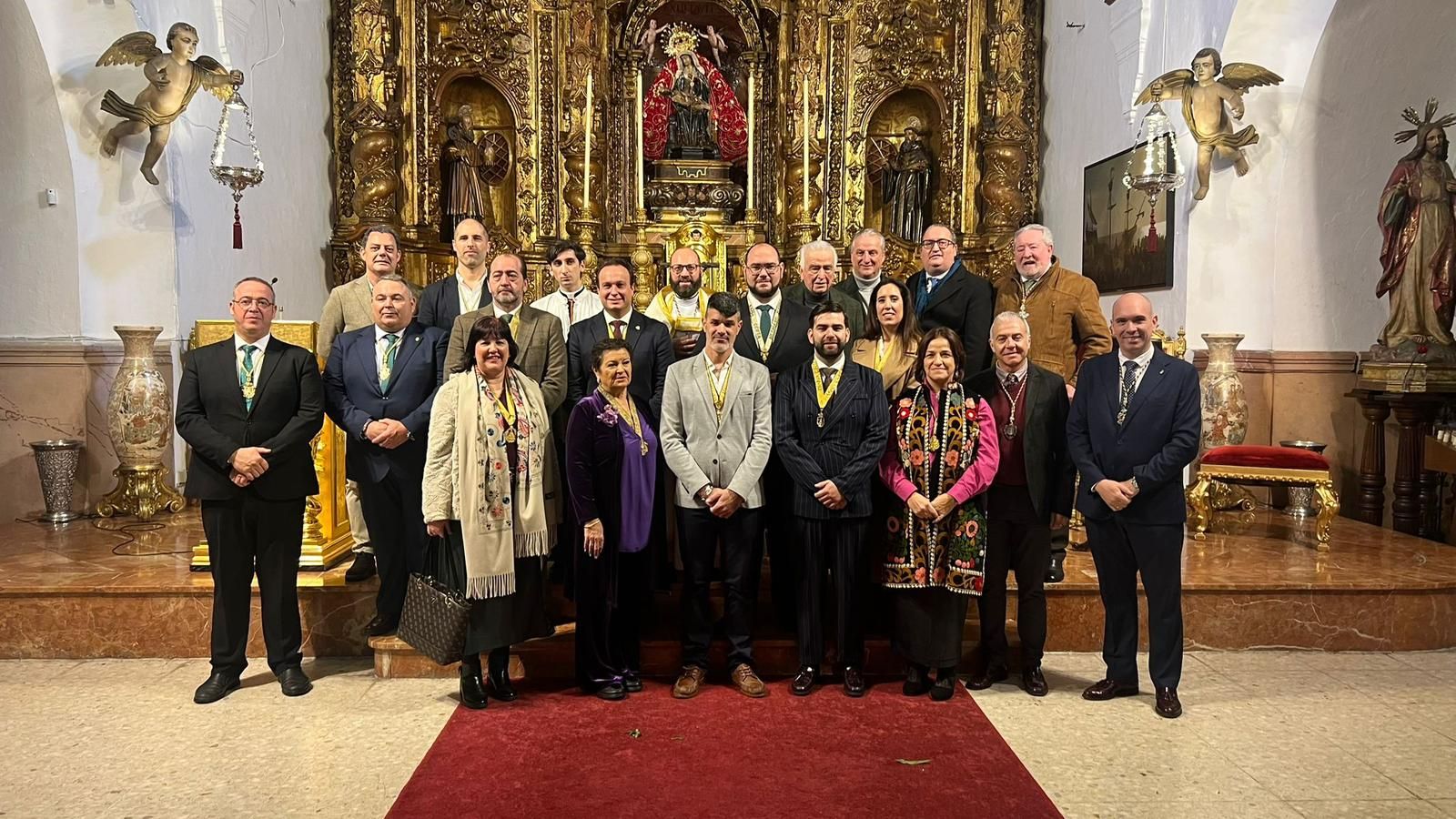 Foto de familia con todos los Hermanos Mayores