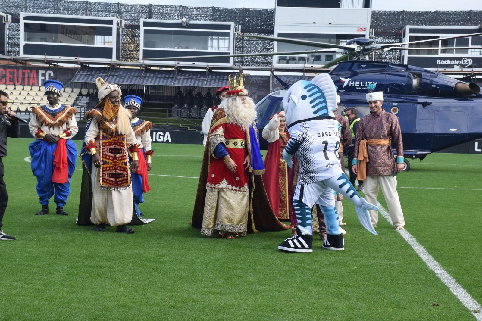 Los Reyes Magos aterrizan en el Alfonso Murube horas antes de la cabalgata