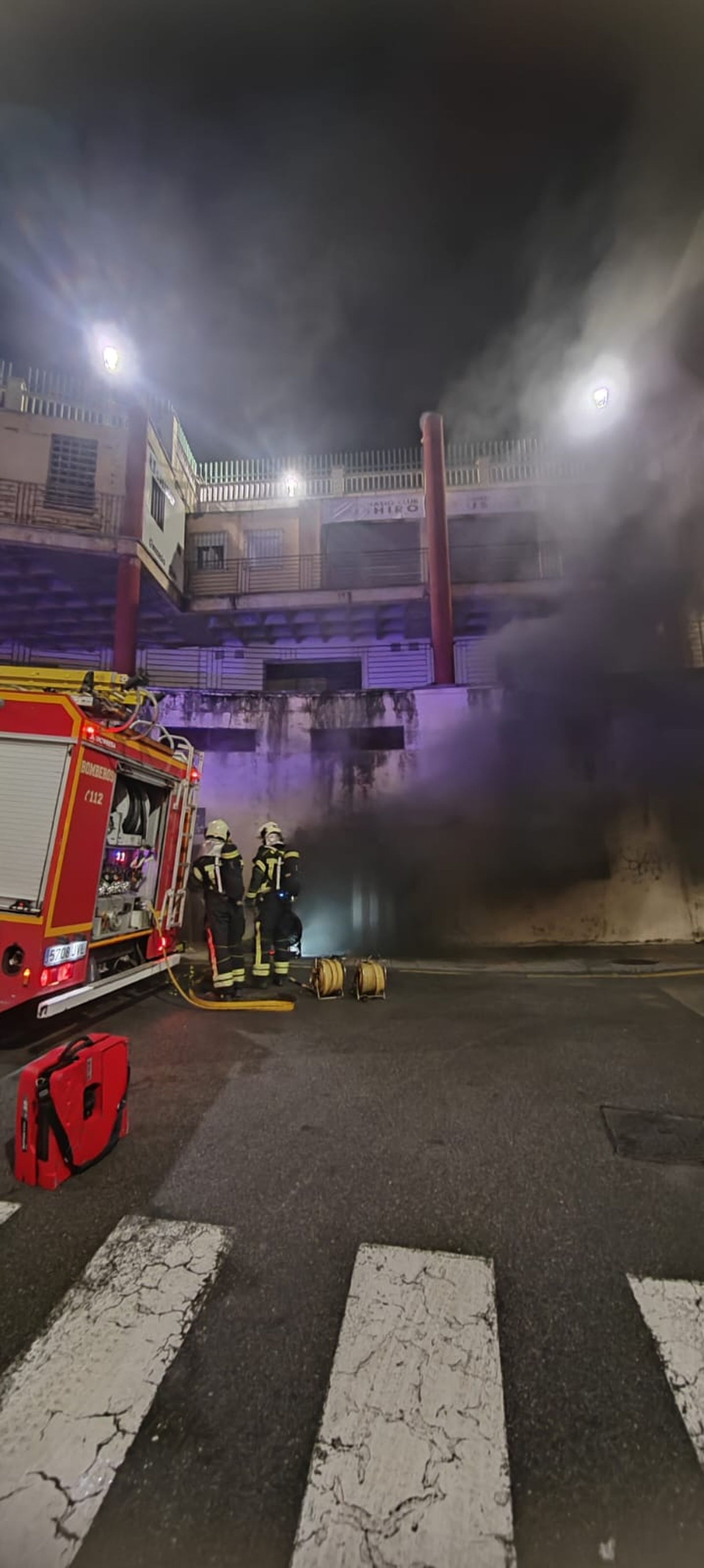 Los bomberos actuandomelas en Azcárate la pasada madrugada