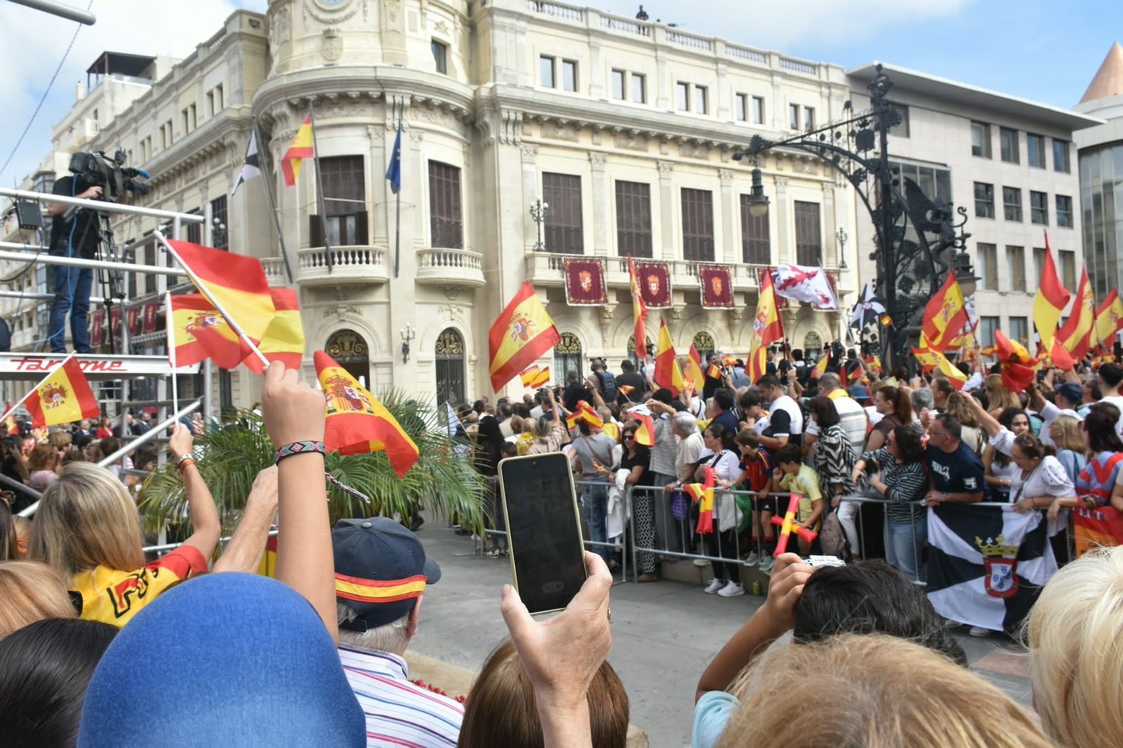 Álbum de una jornada histórica: Felipe y Letizia, con los ceutíes