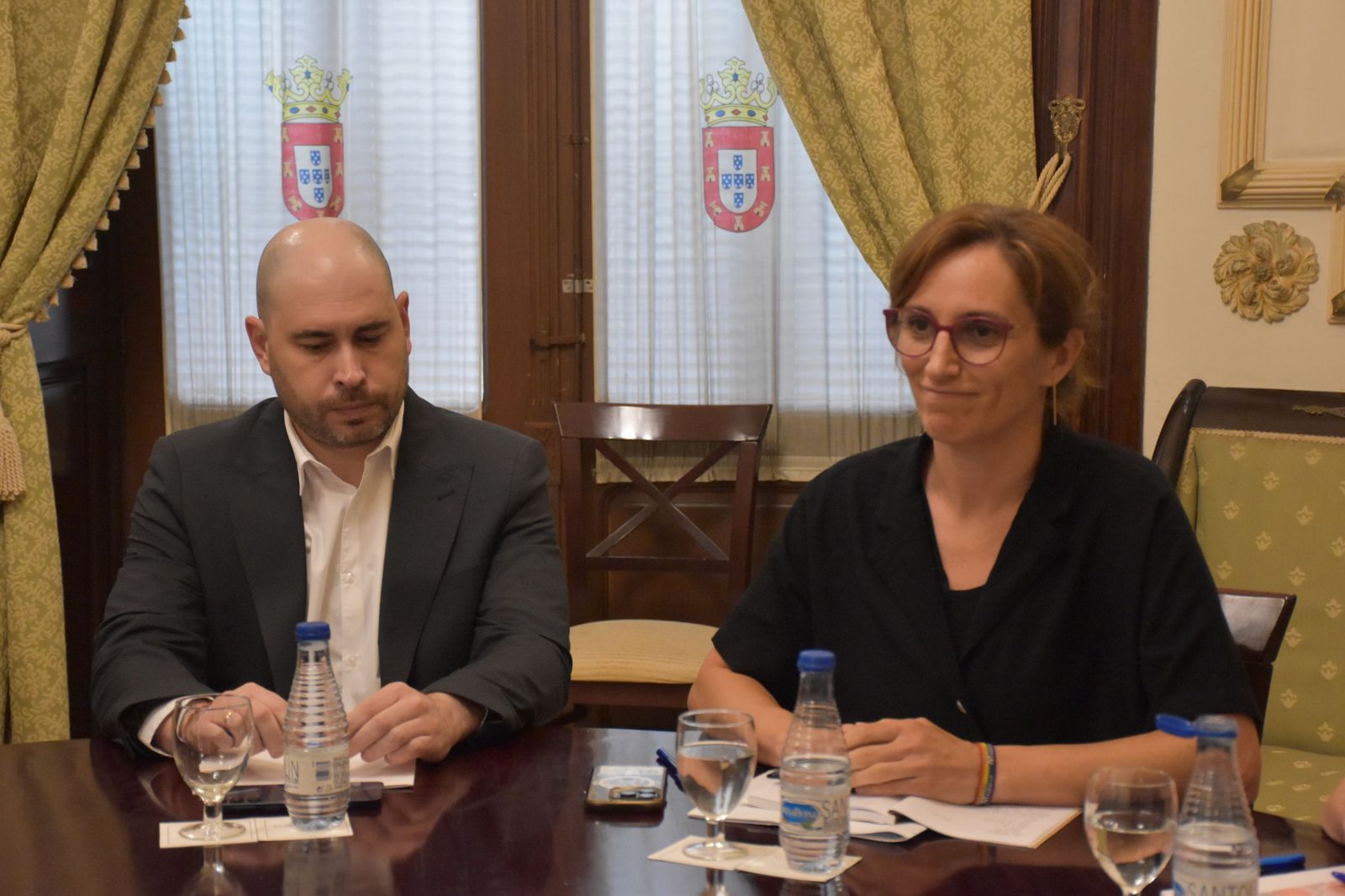 La ministra de Sanidad, Mónica García, junto al delegado del Gobierno, Miguel Ángel Pérez Triano