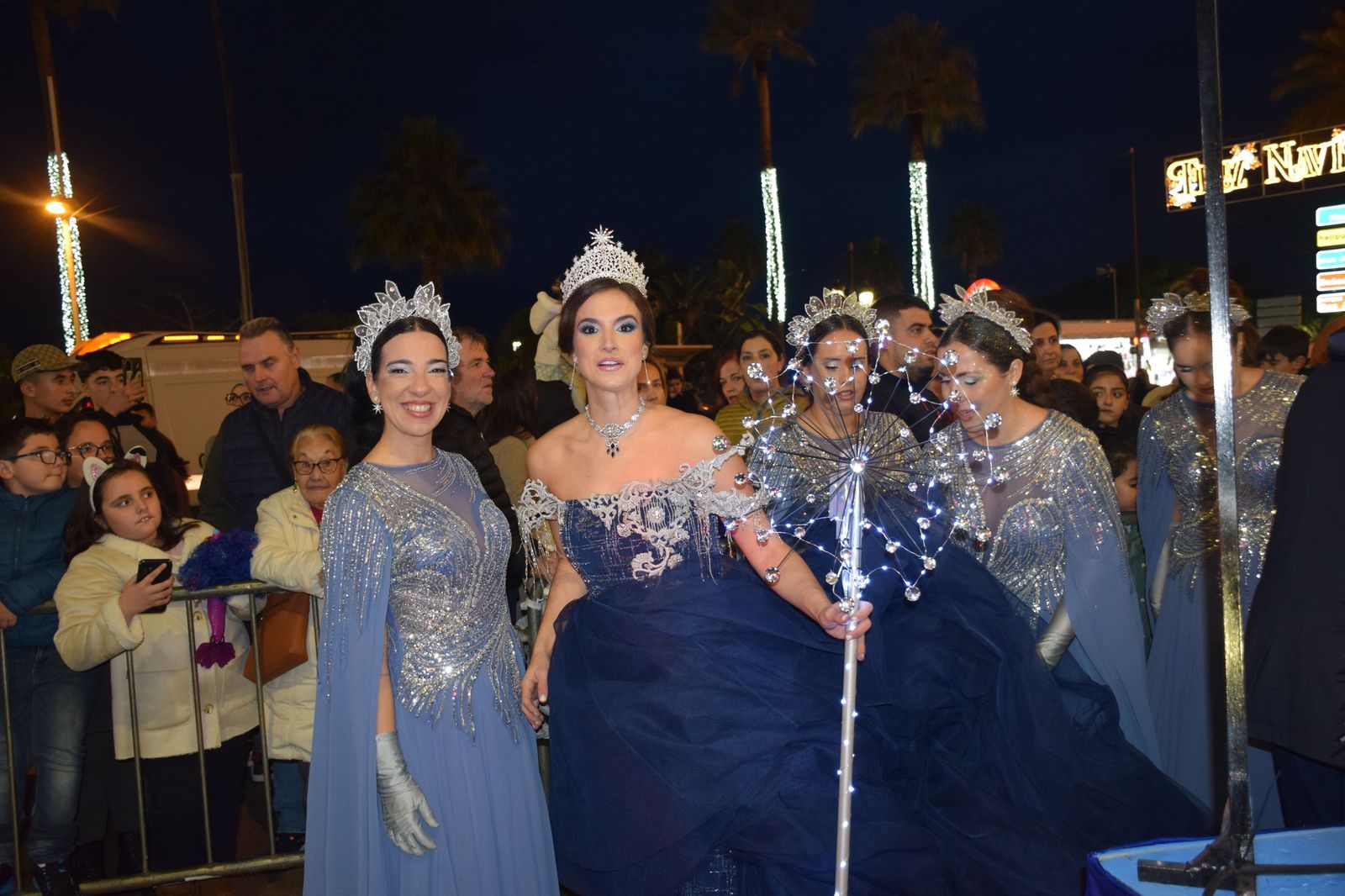El centro de Ceuta disfruta de la visita del Heraldo Real y de su tradicional pasacalles