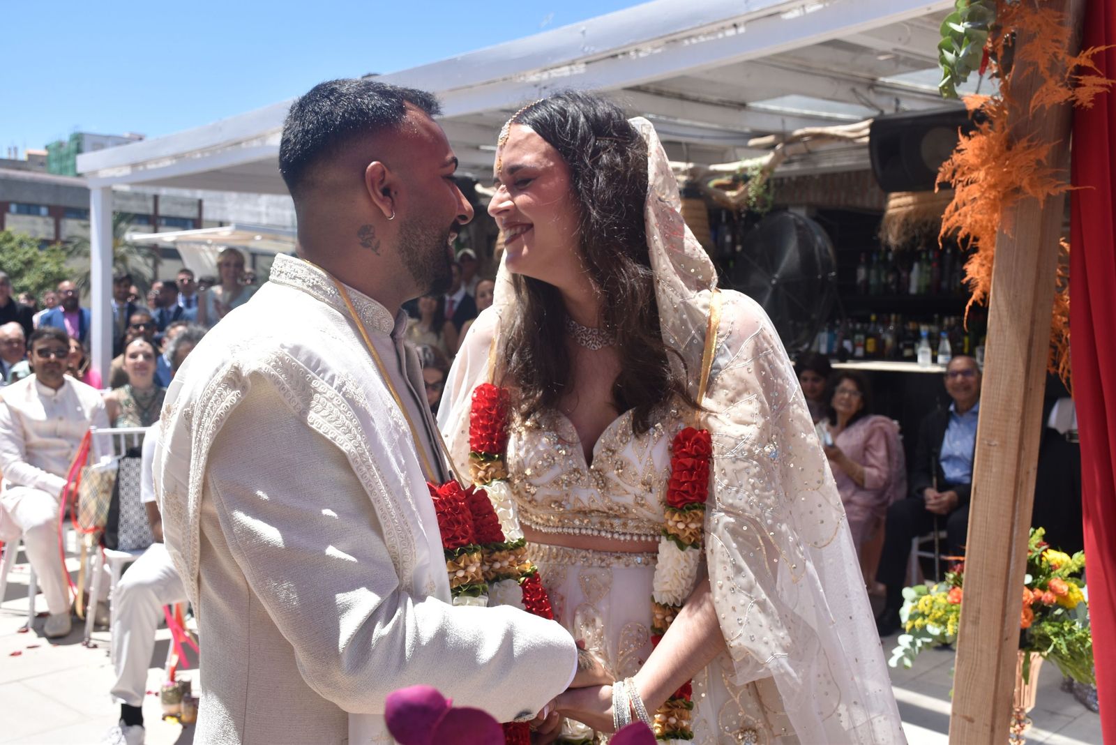 Direk y Rocío sellan su amor bajo el cielo de Ceuta