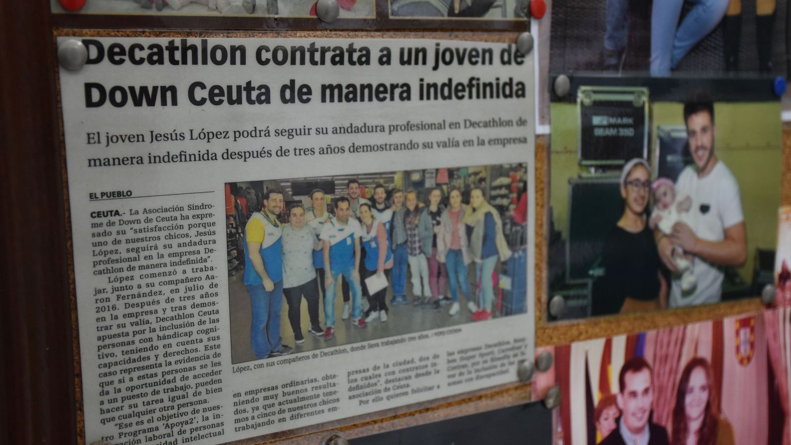Recorte de una noticia de El Pueblo en la que se informaba de la contratación de Jesús en Decathlon, en un tablón de la sede de la Asociación Síndrome de Down