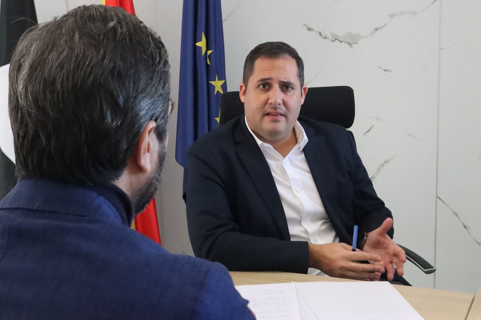 El consejero de Medio Ambiente, Servicios Urbanos y Vivienda, Alejandro Ramírez, en atendión al diario EL PUEBLO