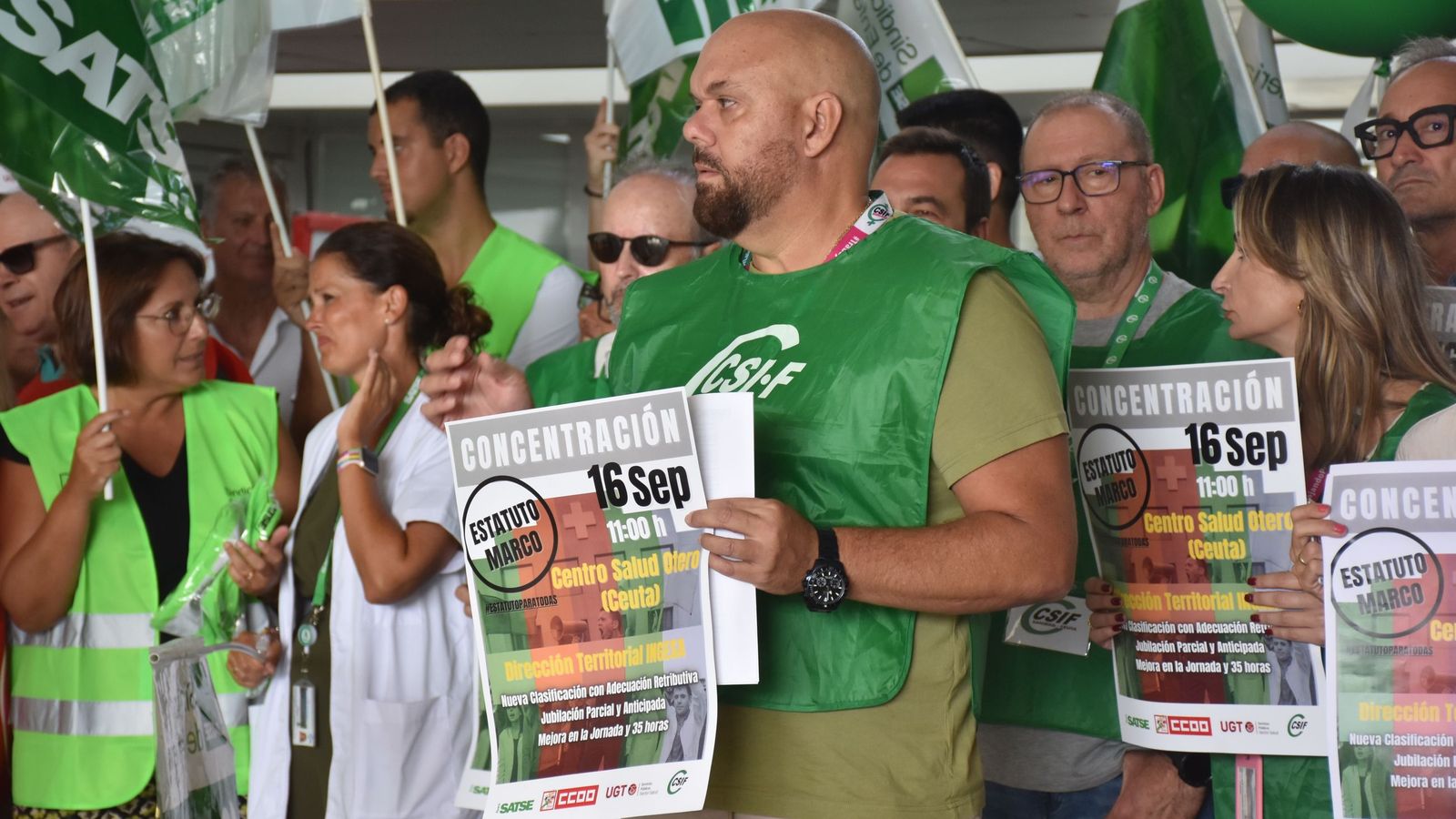 El presidente de la Junta de Personal del INGESA, de CSIF, Alejandro Artero, en la concentración en el Centro de Salud de Otero