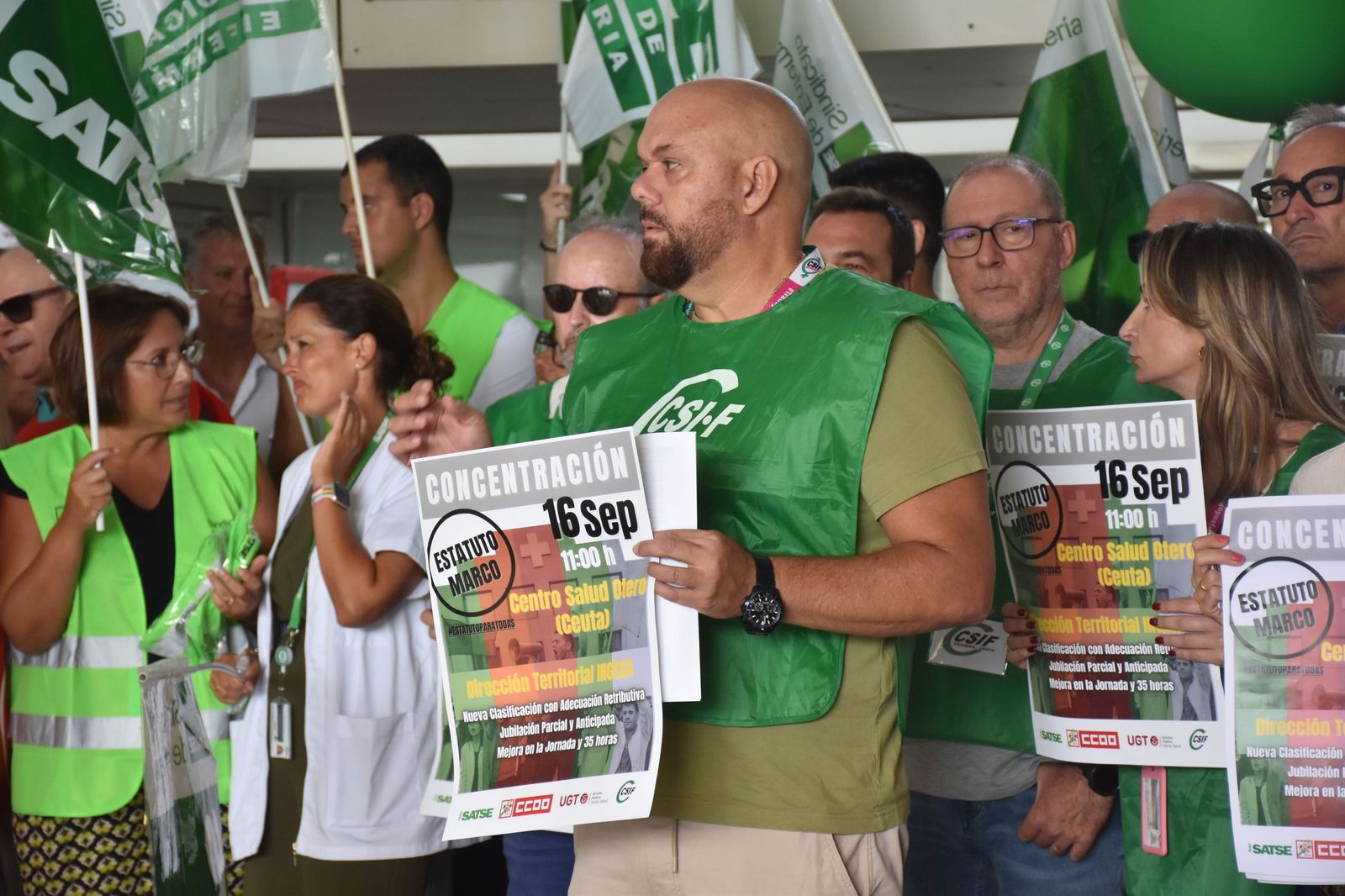 El presidente de la Junta de Personal del INGESA, de CSIF, Alejandro Artero, en la concentración en el Centro de Salud de Otero