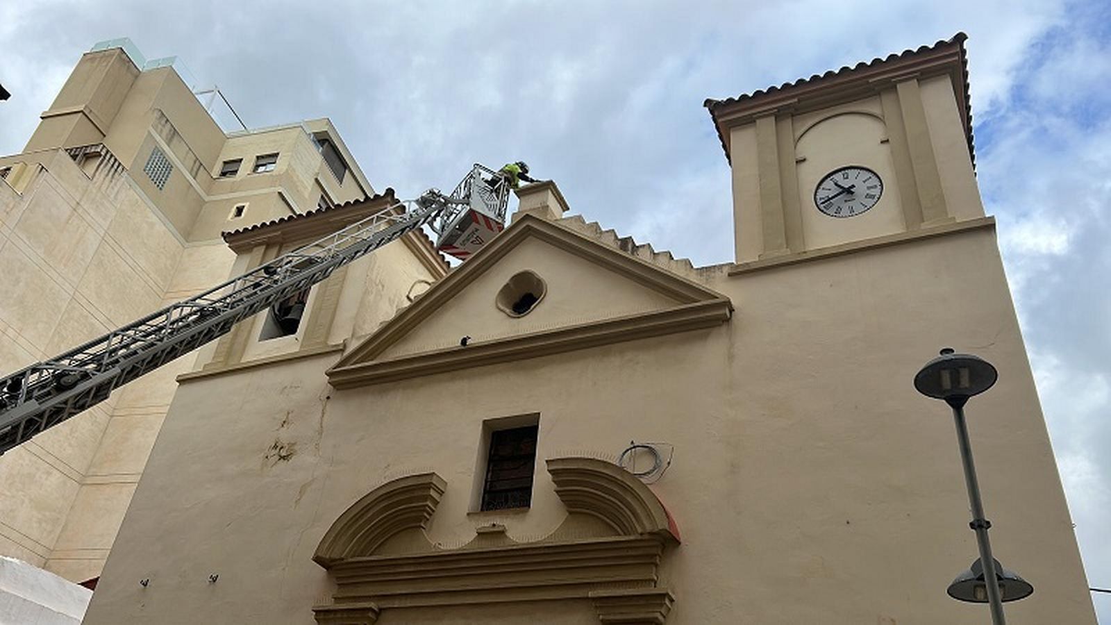 Bomberos reparando la grieta./ FOTO ELPUEBLO