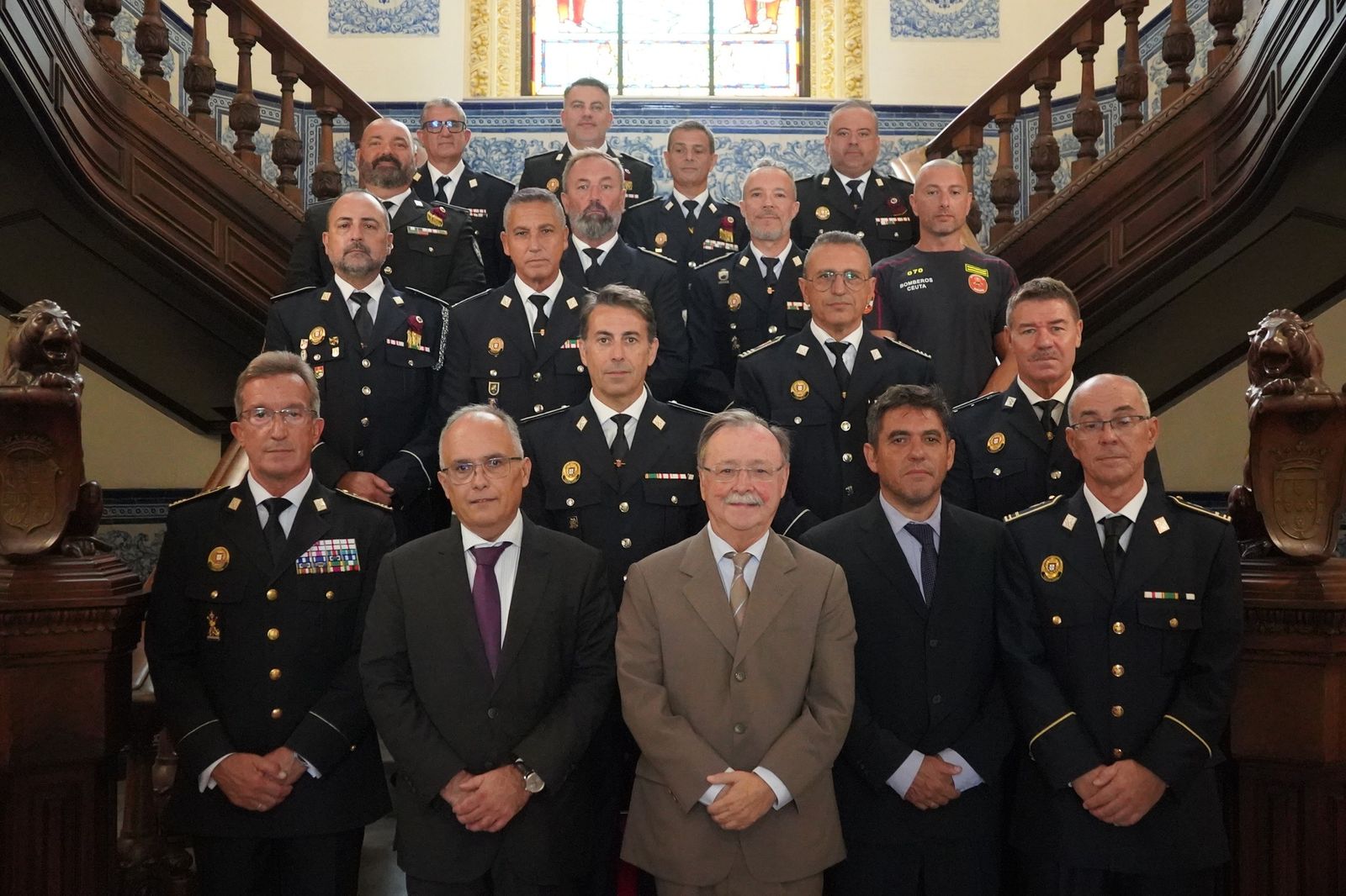 Los policías locales y el bombero que han promocionados posan junto al presidente Vivas